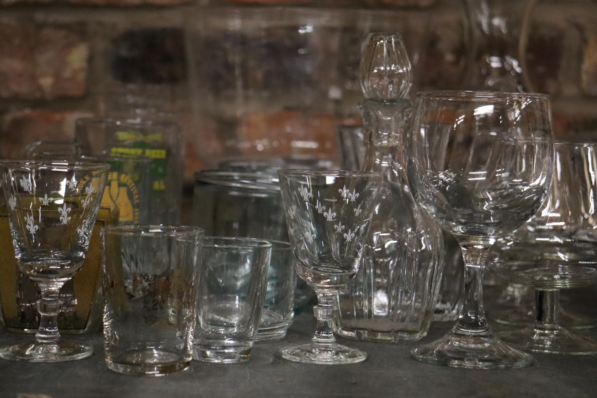 A QUANTITY OF GLASSWARE TO INCLUDE A LARGE FOOTED BOWL, GLASSES, TANKARDS, TUMBLERS, ETC - Image 3 of 12