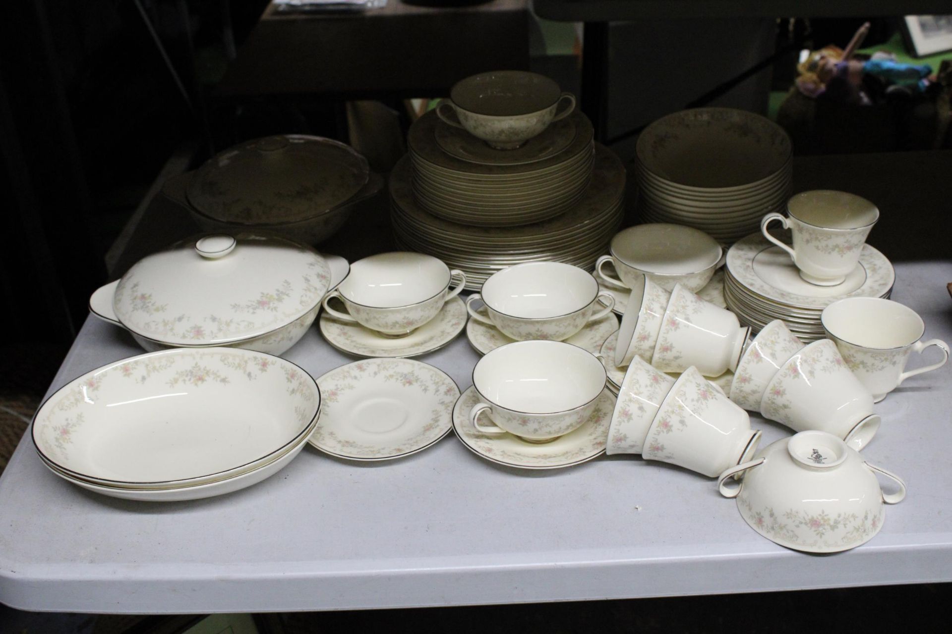 A ROYAL DOULTON 'DIANA' DINNER SERVICE TO INCLUDE SERVING TUREENS, VARIOUS SIZES OF PLATES, SOUP