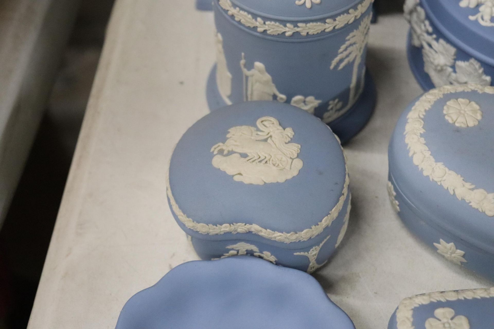 A COLLECTION OF POWDER BLUE WEDGWOOD JASPERWARE TO INCLUDE CABINET PLATES, LARGE LIDDED TRINKET - Image 6 of 14