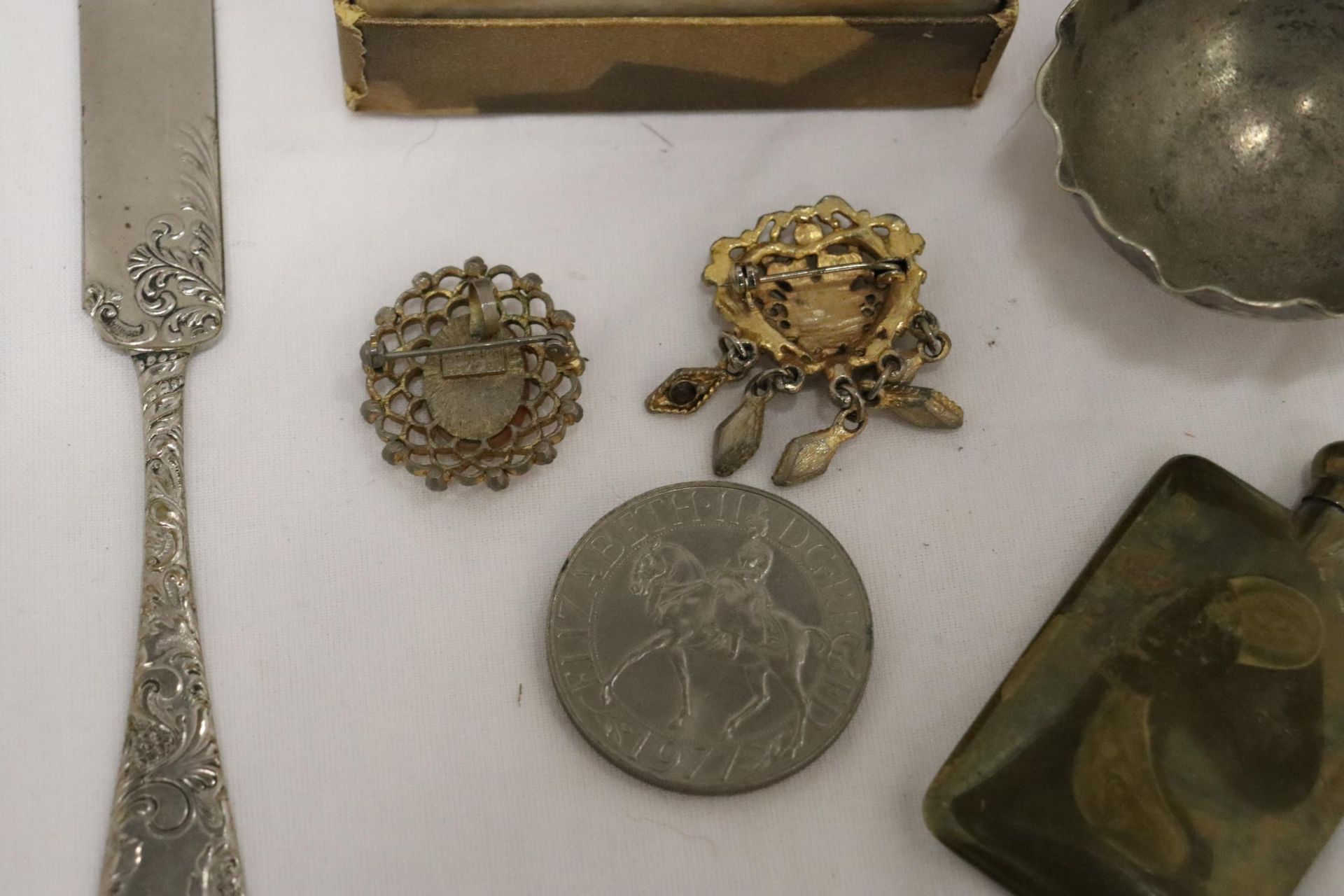 A QUANTITY OF YELLOW METAL CHAINS, A HEART PENDANT, TWO BROOCHES, TWO VINTAGE KNIVES, ETC - Image 6 of 7