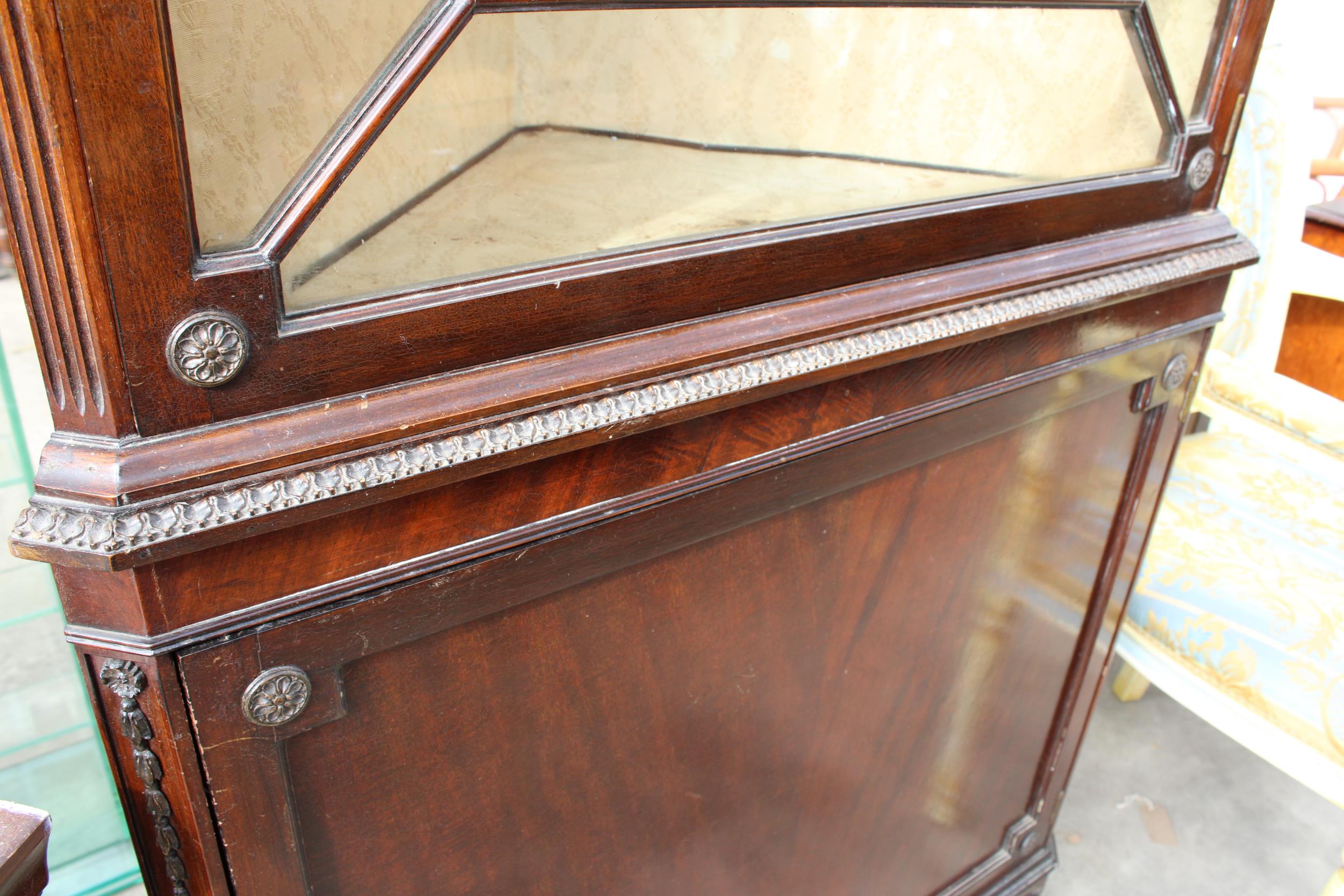 A 19TH CENTURY STYLE MAHOGANY CORNER CUPBOARD WITH GLAZED UPPER PORTION AND A SMALL CORNER CUPBOARD - Image 5 of 5