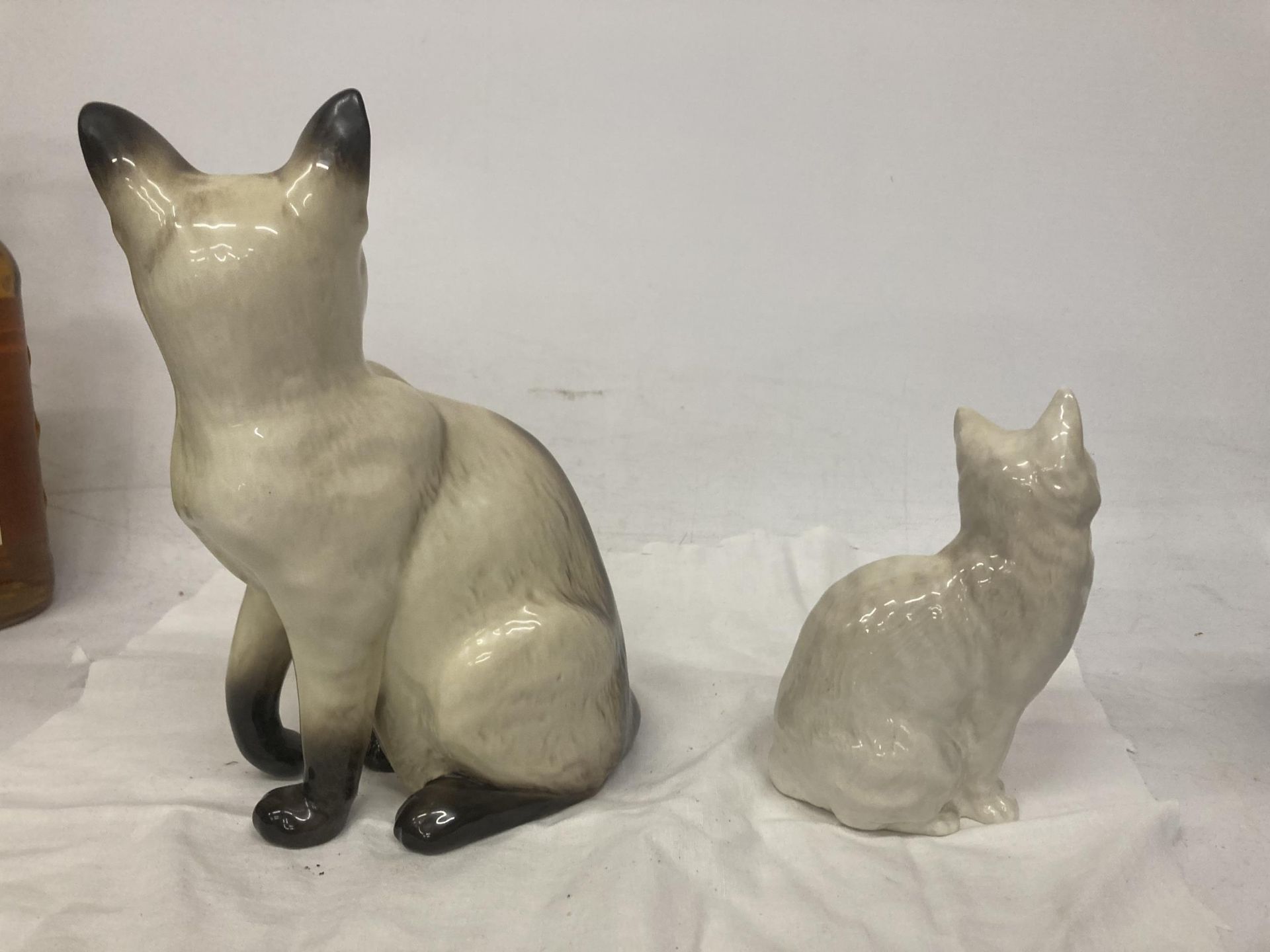 A LARGE BESWICK SIAMESE CAT TOGETHER WITH A WHITE BESWICK CAT 1030 - Image 4 of 5