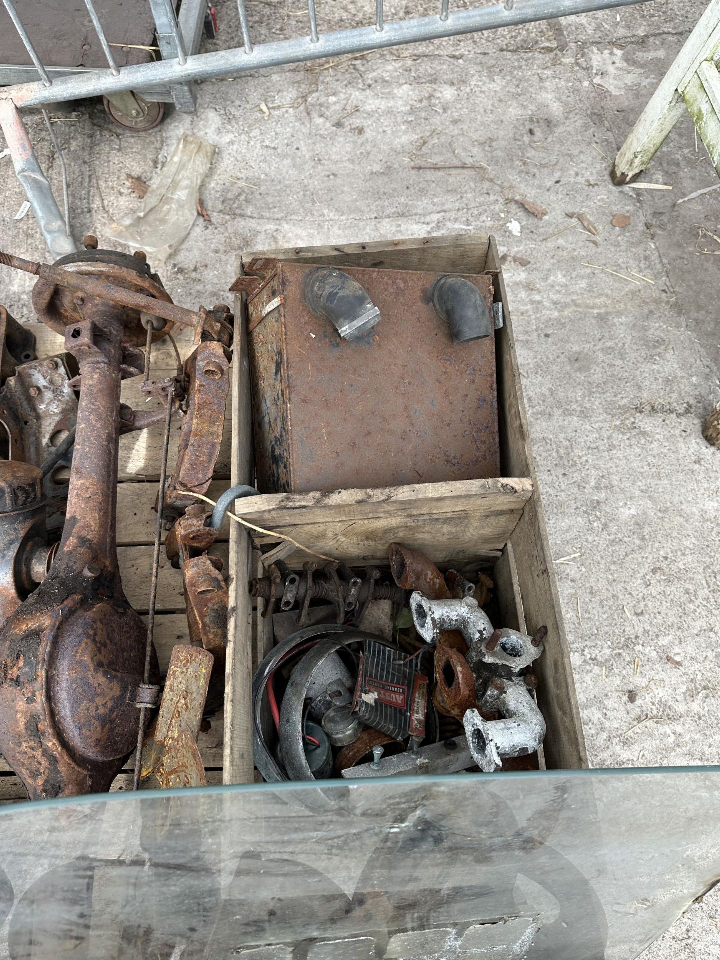 A VINTAGE AUSTIN A30 BARN FIND RESTORATION PROJECT COMPLETE WITH A NUMBER OF SPARE PARTS TO - Image 19 of 19
