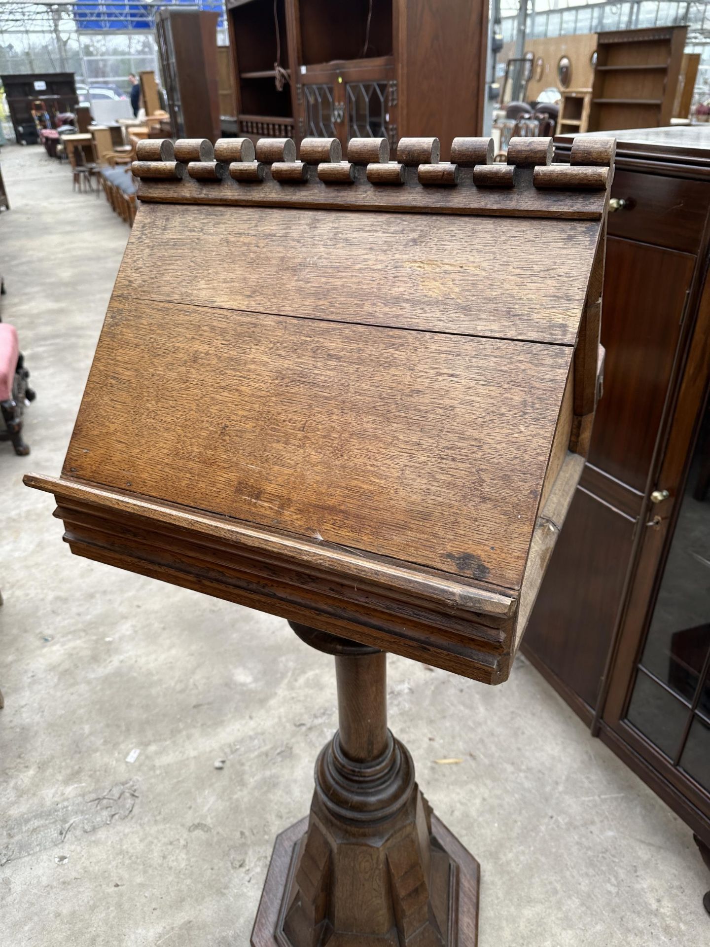 AN DOUBLE SIDED OAK CHOIR LECTERN WITH TURNED AND CARVED COLUMN - Image 3 of 6