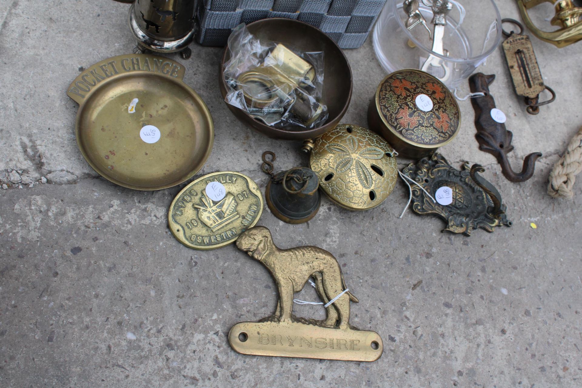 AN ASSORTMENT OF ITEMS TO INCLUDE BRASS TRINKET BOXES, TILES AND AN ACTION FIGURE - Image 5 of 7