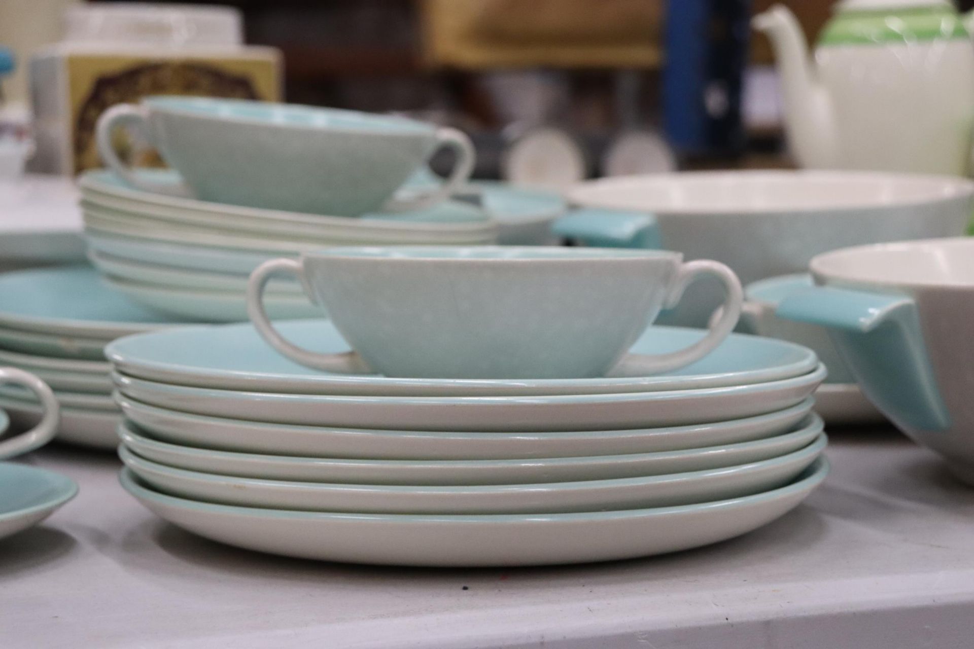 A POOLE POTTERY DINNER SERVICE TO INCLUDE SERVING DISHES, BOWLS, VARIOUS SIZES OF PLATES - Image 6 of 15