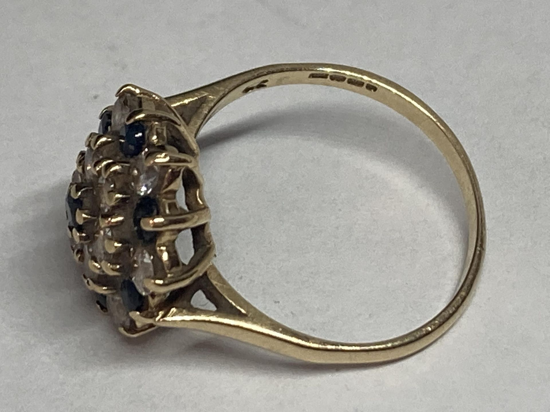 A 9 CARAT GOLD RING WITH SAPPHIRES AND CUBIC ZIRCONIAS IN A CLUSTER DESIGN M/N - Image 2 of 4