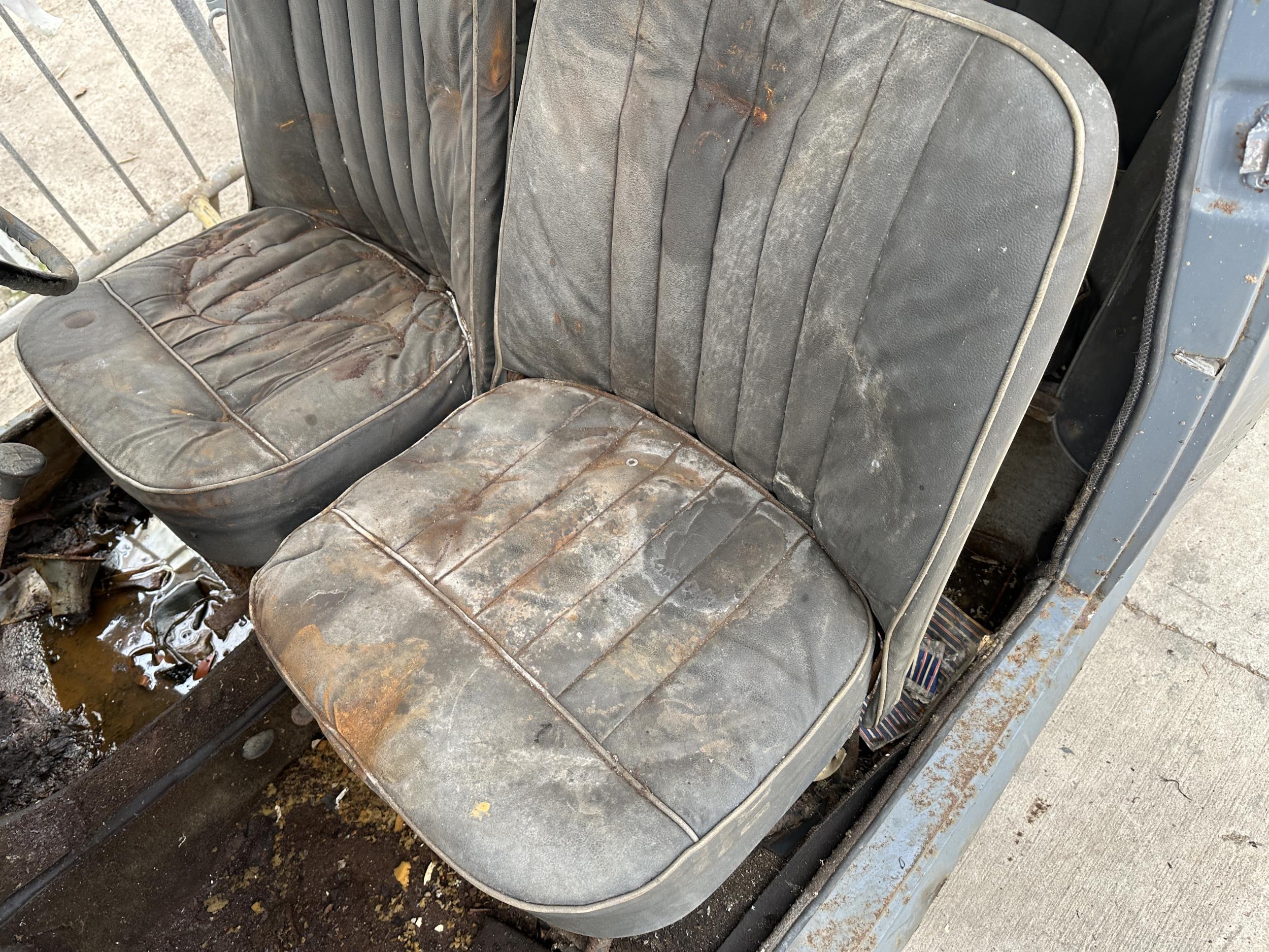 A VINTAGE AUSTIN A30 BARN FIND RESTORATION PROJECT COMPLETE WITH A NUMBER OF SPARE PARTS TO - Bild 9 aus 19