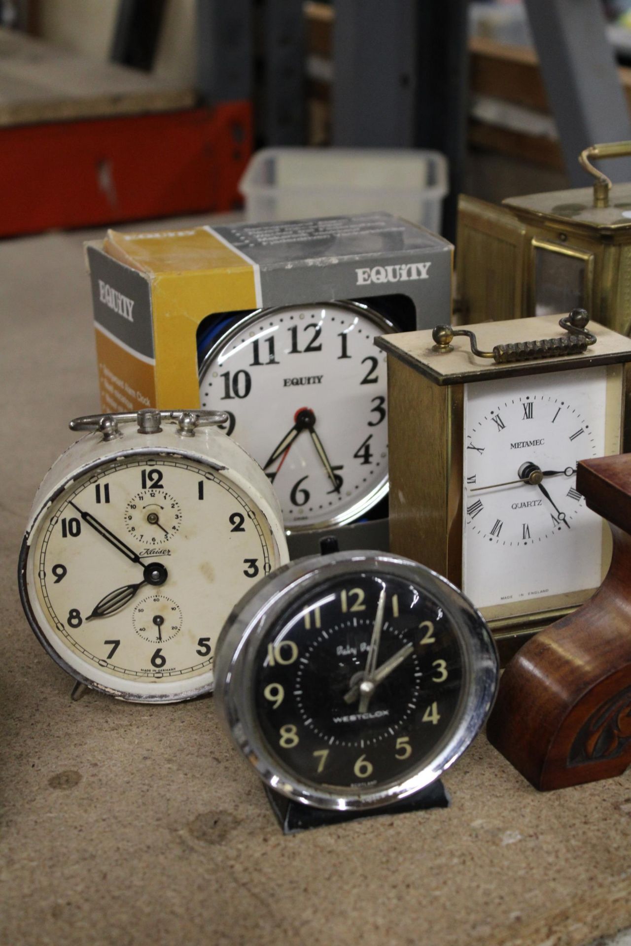A QUANTITY OF VINTAGE MANTLE AND ALARM CLOCKS - 7 IN TOTAL - Image 3 of 5