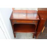 A REPRODUCTION MAHOGANY SIDE TABLE WITH OPEN BASE AND SINGLE DRAWER WITH BRASS PLUME OF FEATHERS