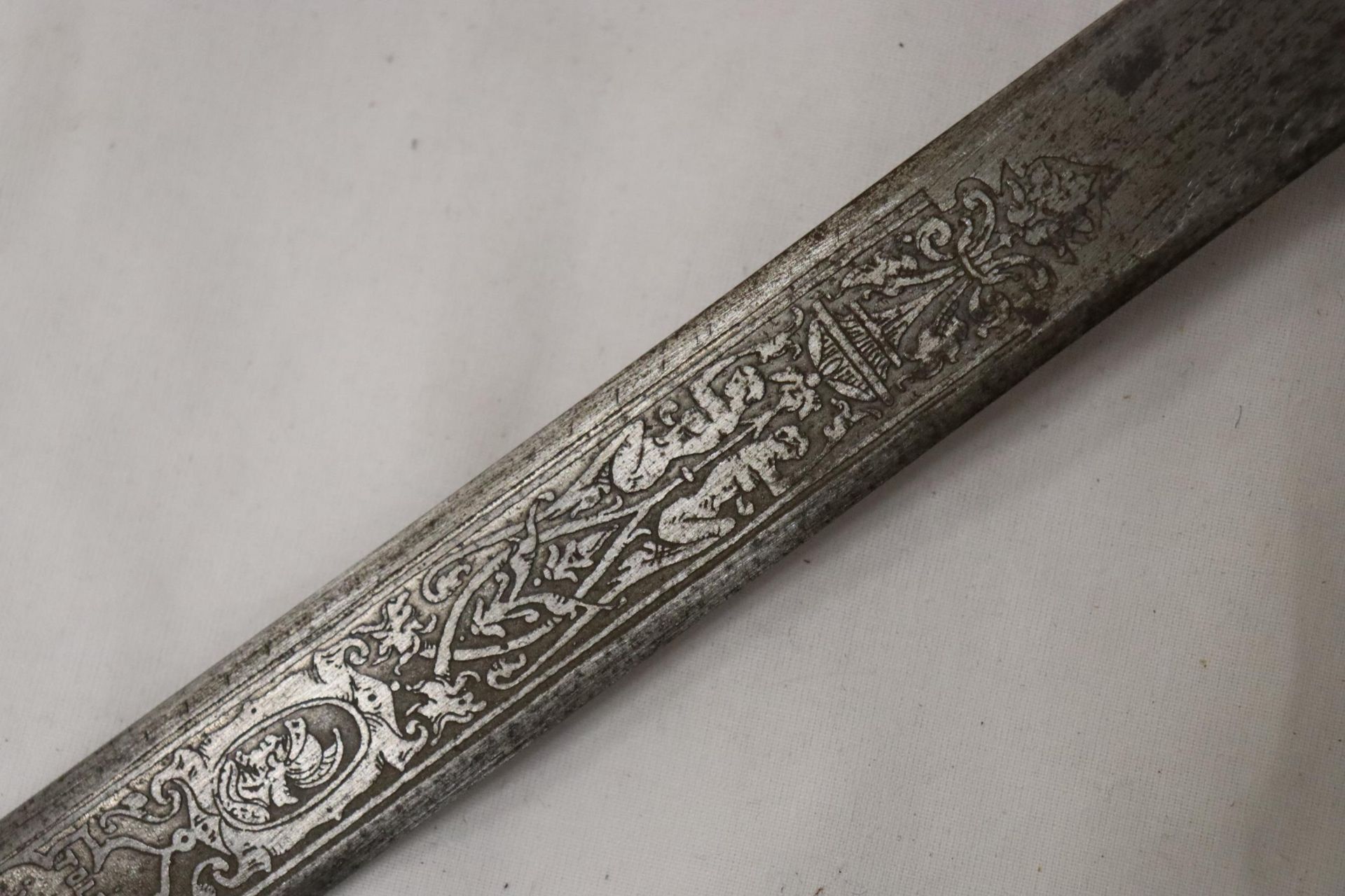 A VINTAGE SWORD WITH A BASKET HILT AND ENGRAVING TO THE TOP OF THE BLADE - Image 4 of 9