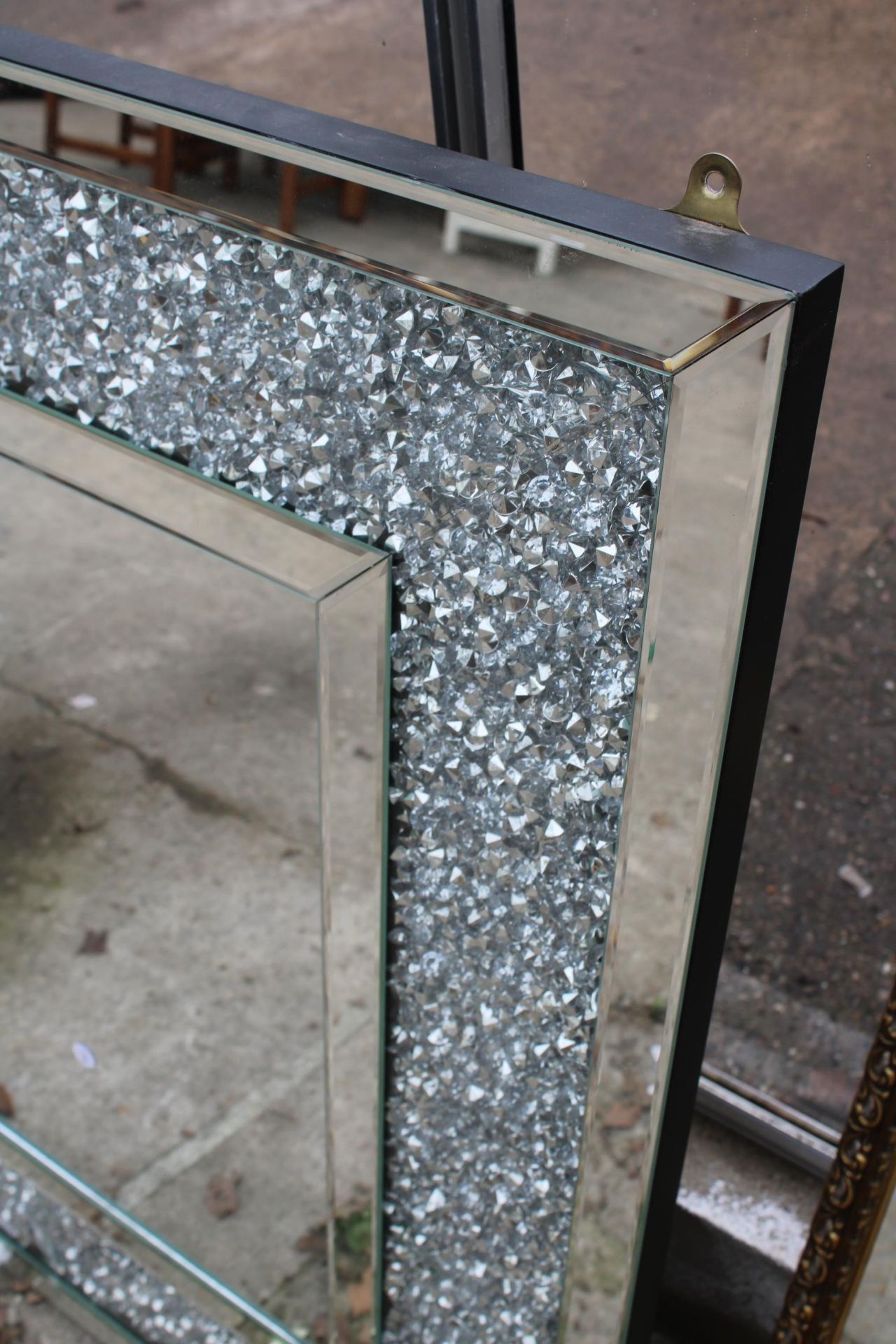 A MODERN MIRROR WITH DIAMOND CRUSH STYLE DECORATION 792 x 40" - Image 4 of 5