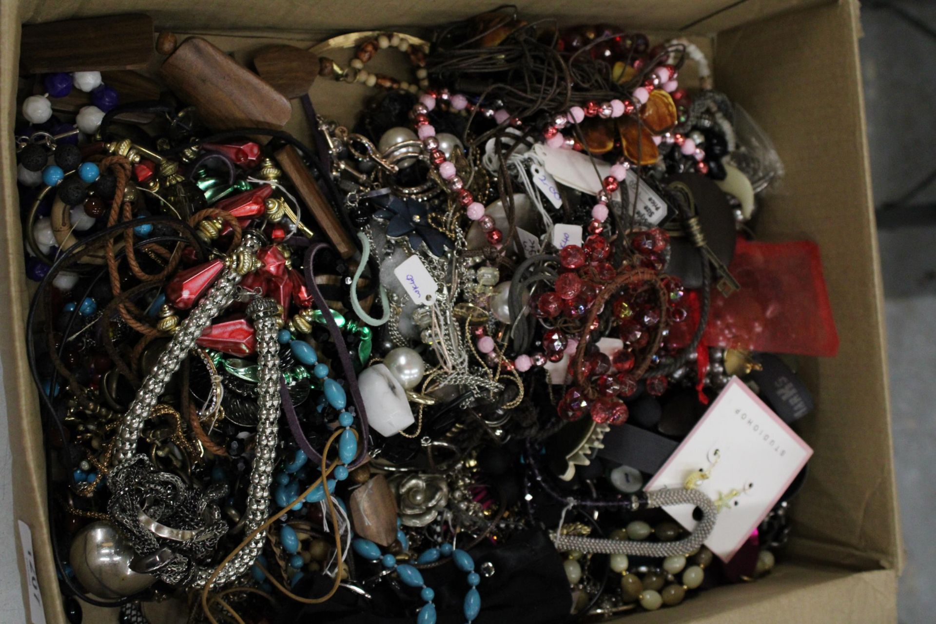 A QUANTITY OF COSTUME JEWELLERY TO INCLUDE NECKLACES, ETC