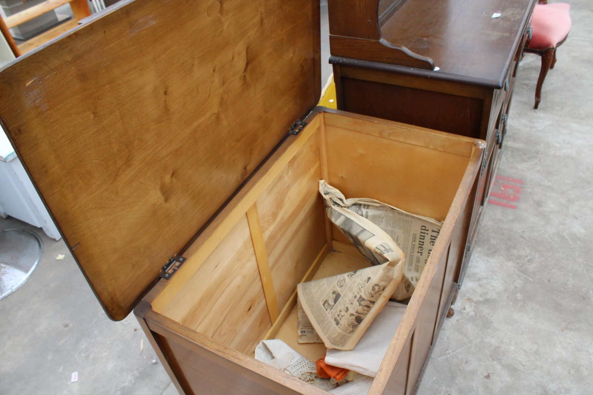 A MID 20TH CENTURY OAK BLANKET CHEST ON CABRIOLE LEGS 35" WIDE - Image 2 of 2