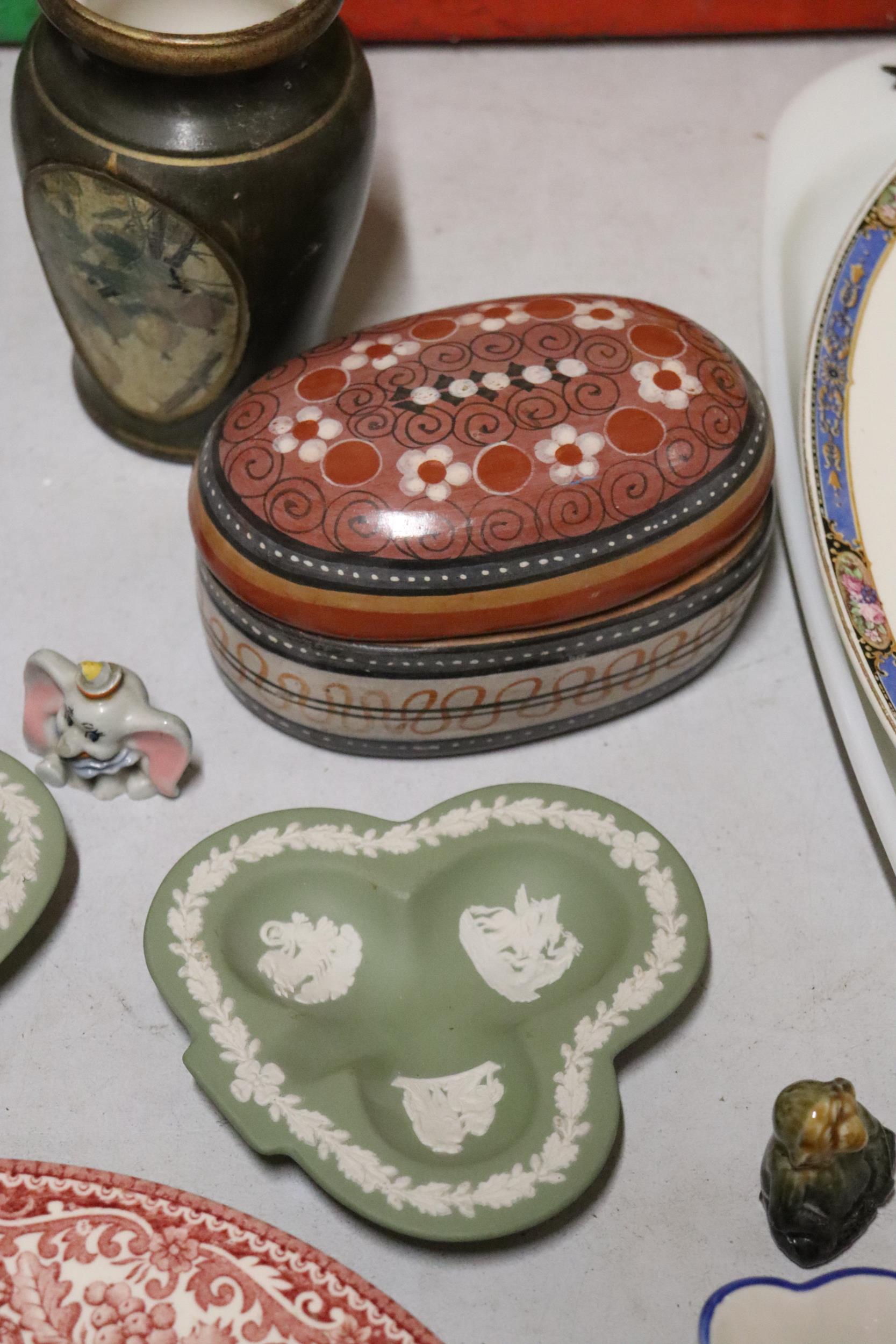 A LARGE MIXED LOT TO INCLUDE WEDGEWOOD, FUJI CHINA, WADE ETC - Image 5 of 12