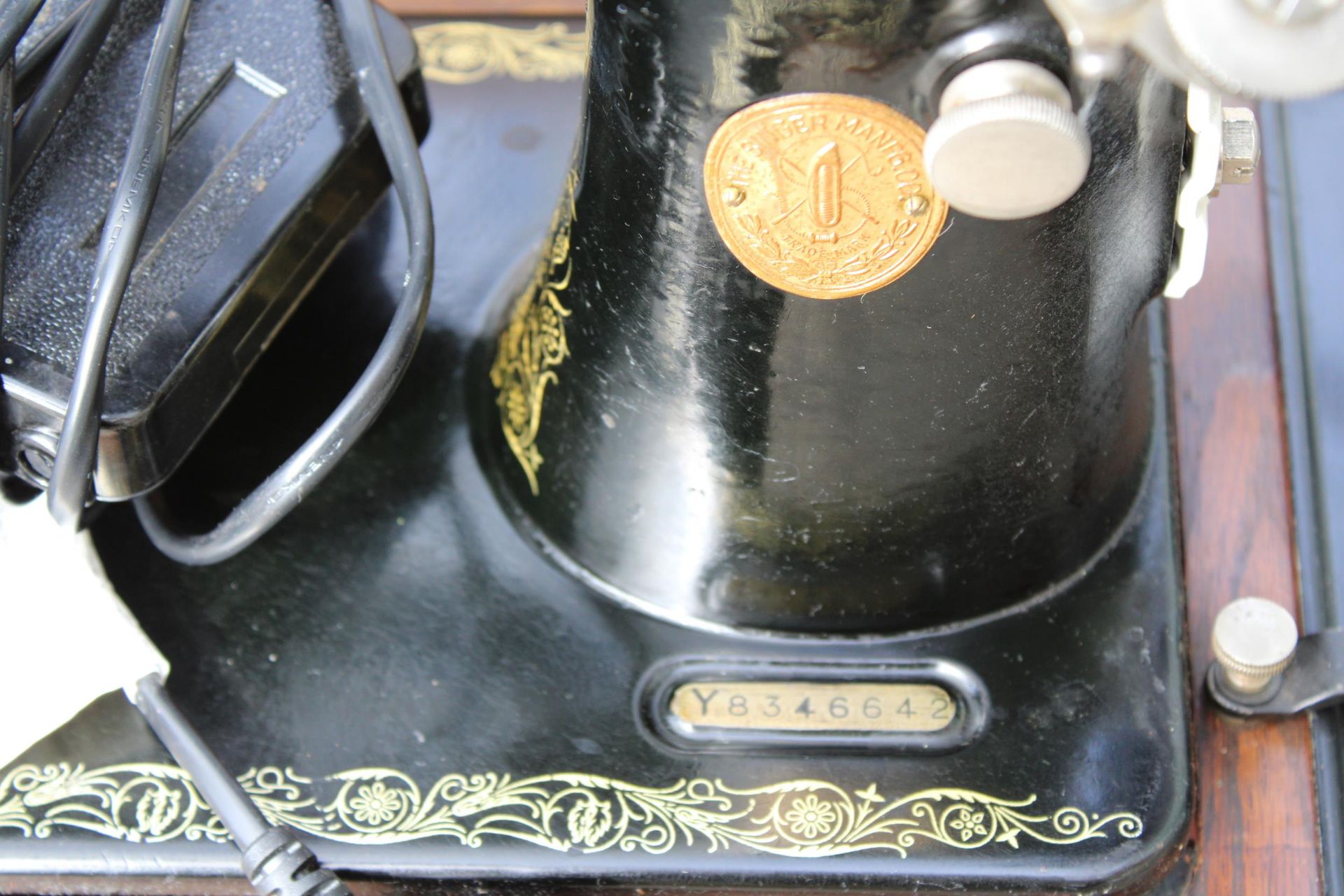 A VINTAGE SINGER SEWING MACHINE WITH WOODEN CARRY CASE, MANUAL AND SPARE PARTS ETC - Image 3 of 8