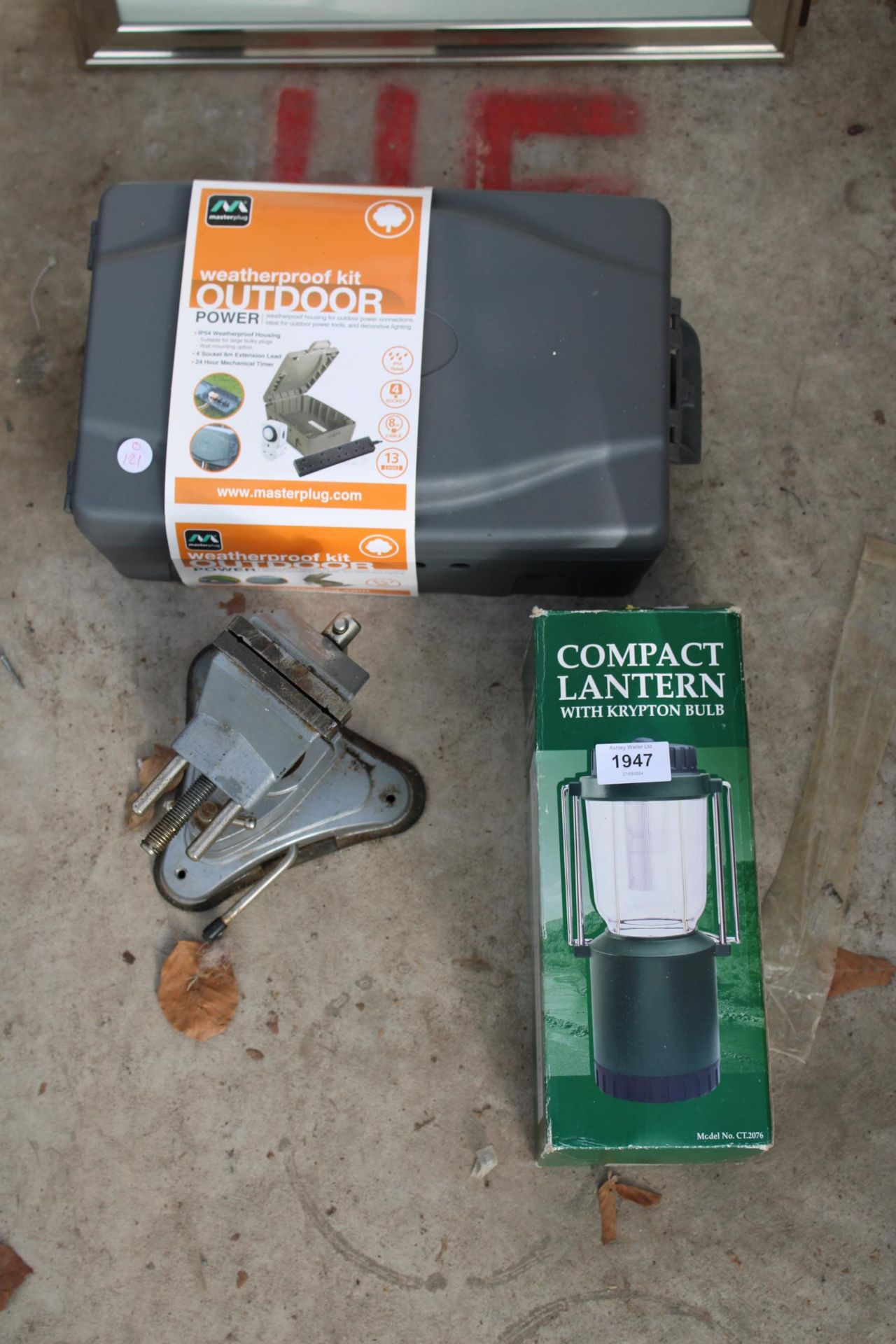 AN ASSORTMENT OF ITEMS TO INCLUDE A CAMPING LANTERN AND AN ADJUSTABLE VICE ETC