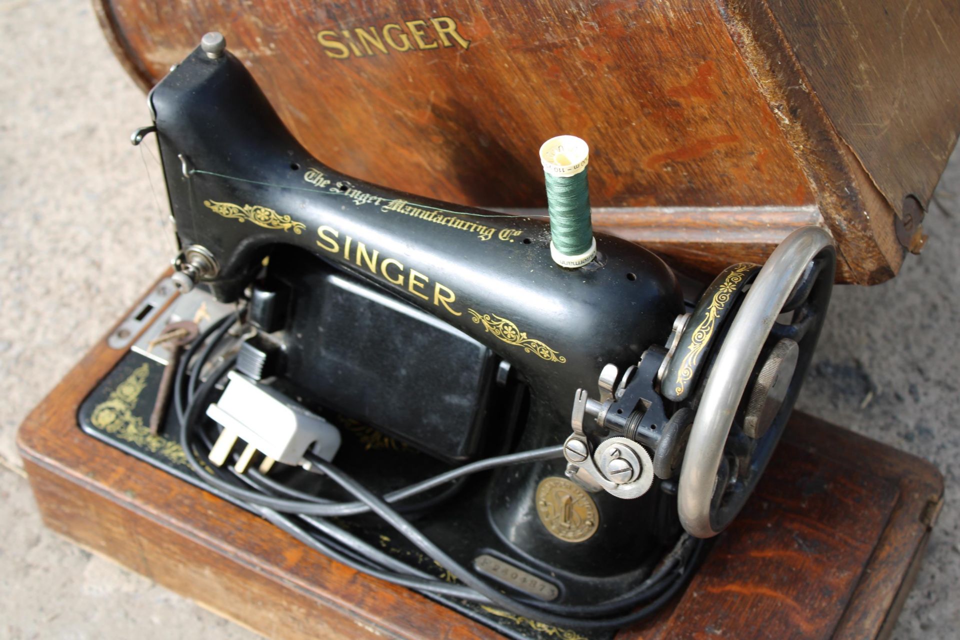 A VINTAGE SINGER SEWING MACHINE WITH WOODEN CARRY CASE - Image 2 of 3