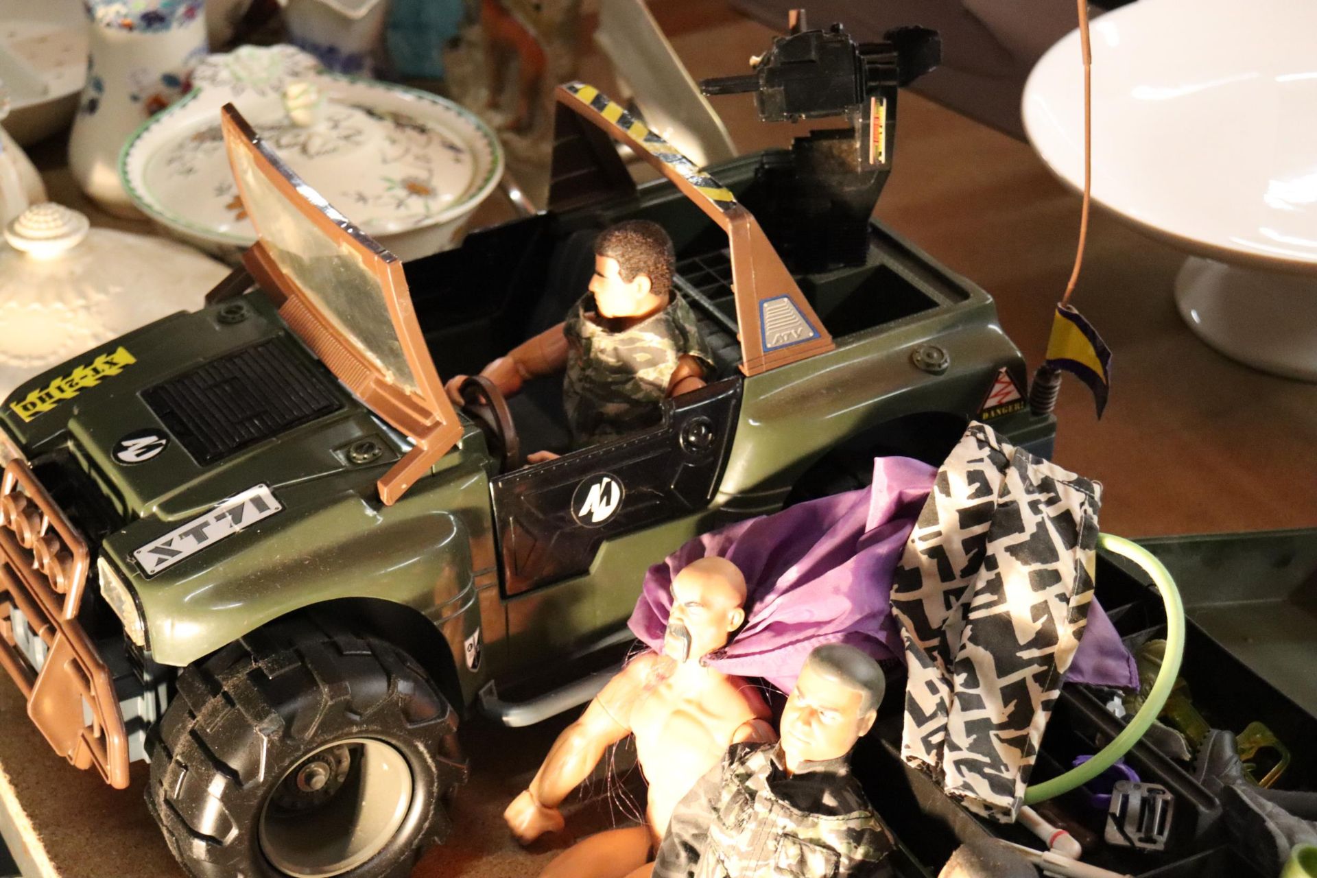 A COLLECTION OF ACTION MAN ITEMS TO INCLUDE FIVE FIGURES, A MILITARY JEEP AND A LARGE QUANTITY OF - Image 9 of 9