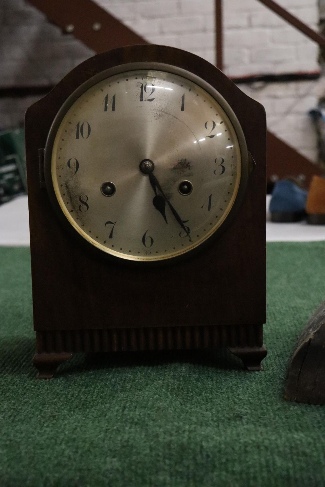 A VINTAGE MAHOGANY CASED MANTLE CLOCK WITH PENDULUM PLUS A VINTAGE PAINTING OF MARY AND JESUS ON - Image 5 of 9