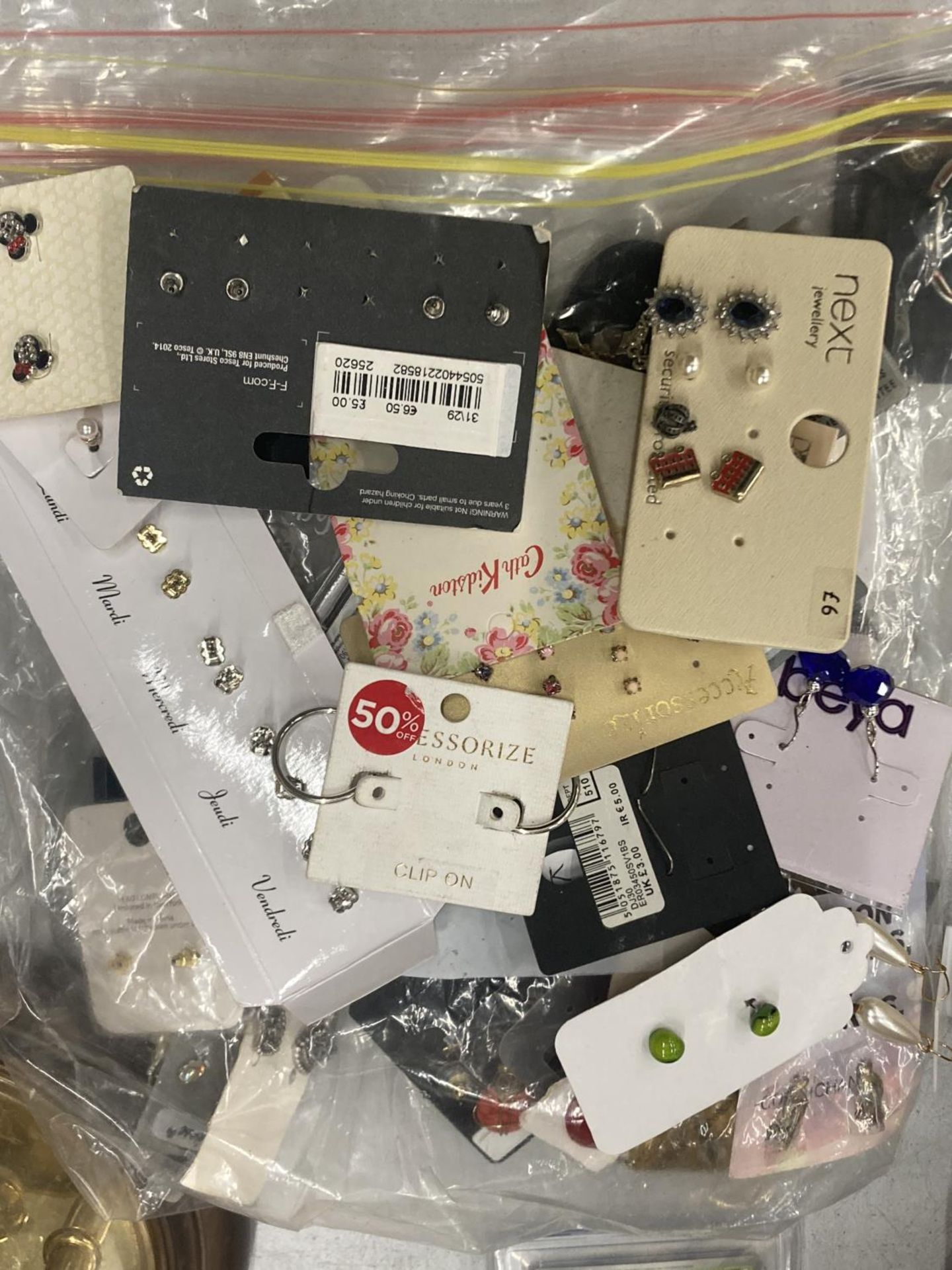 A LARGE QUANTITY OF COSTUME JEWELLERY EARRINGS