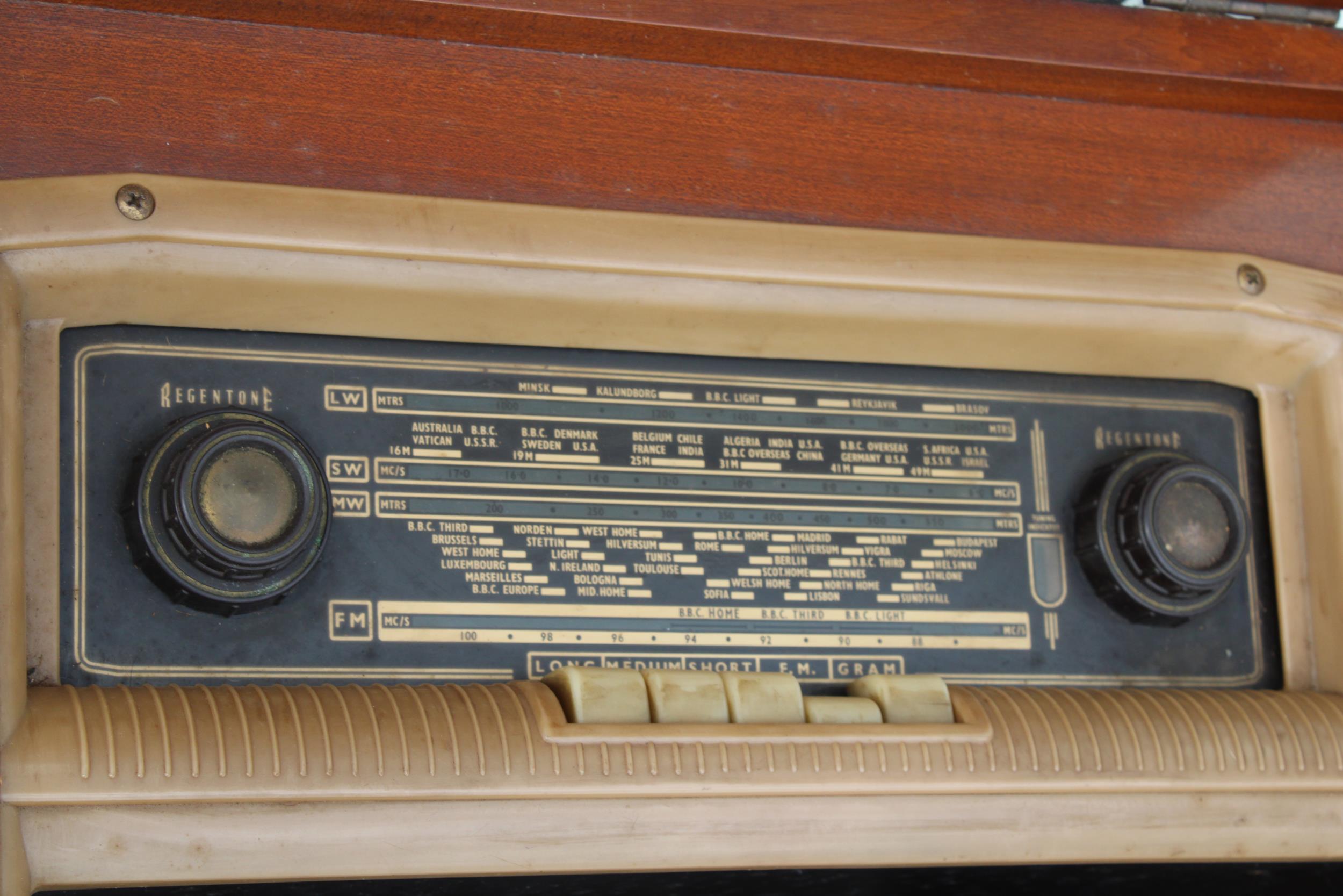 A VINTAGE MID CENTURY REGENTONE RADIOGRAM WITH A GARRARD DECK - Image 4 of 6