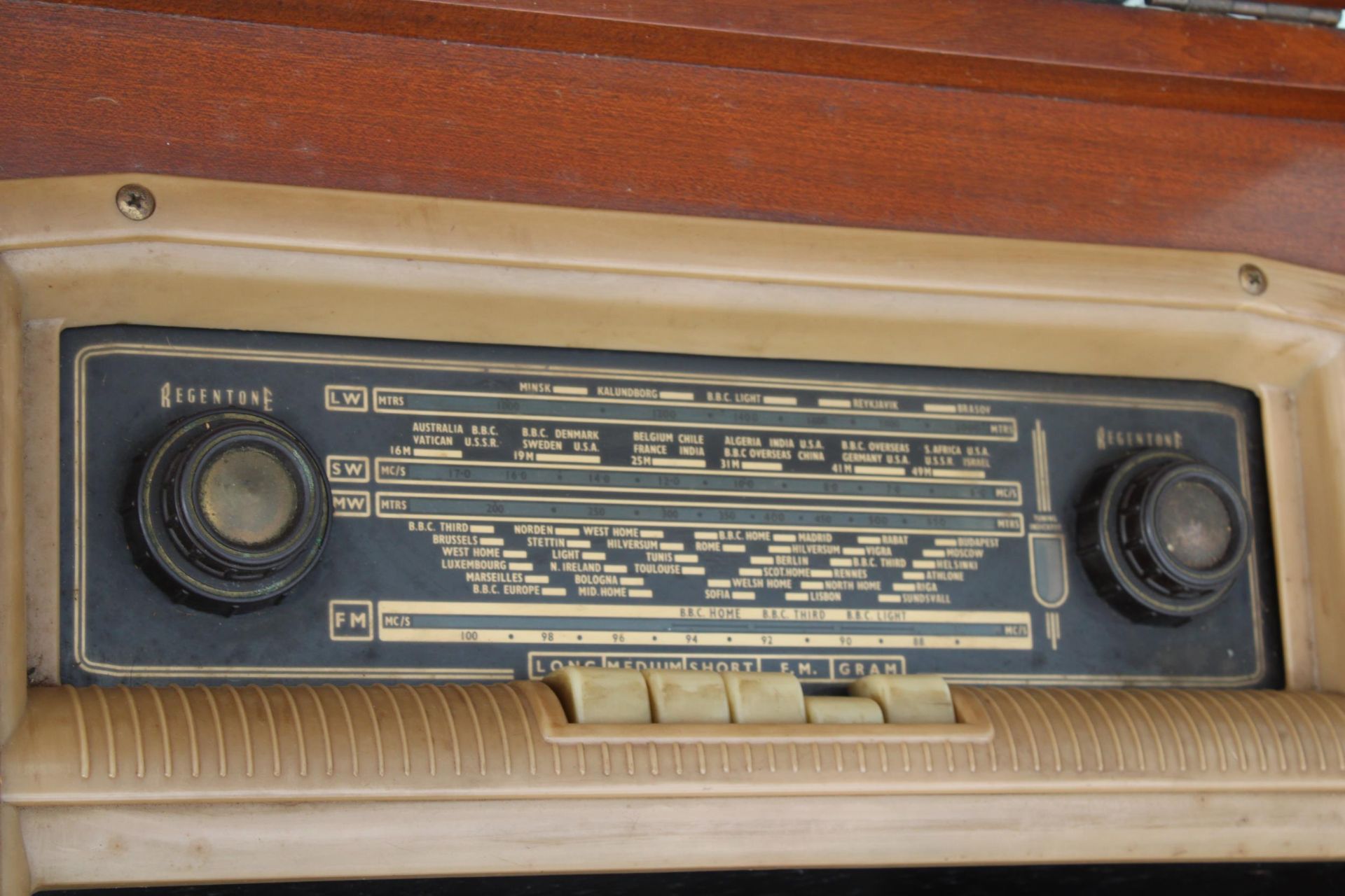 A VINTAGE MID CENTURY REGENTONE RADIOGRAM WITH A GARRARD DECK - Image 4 of 6