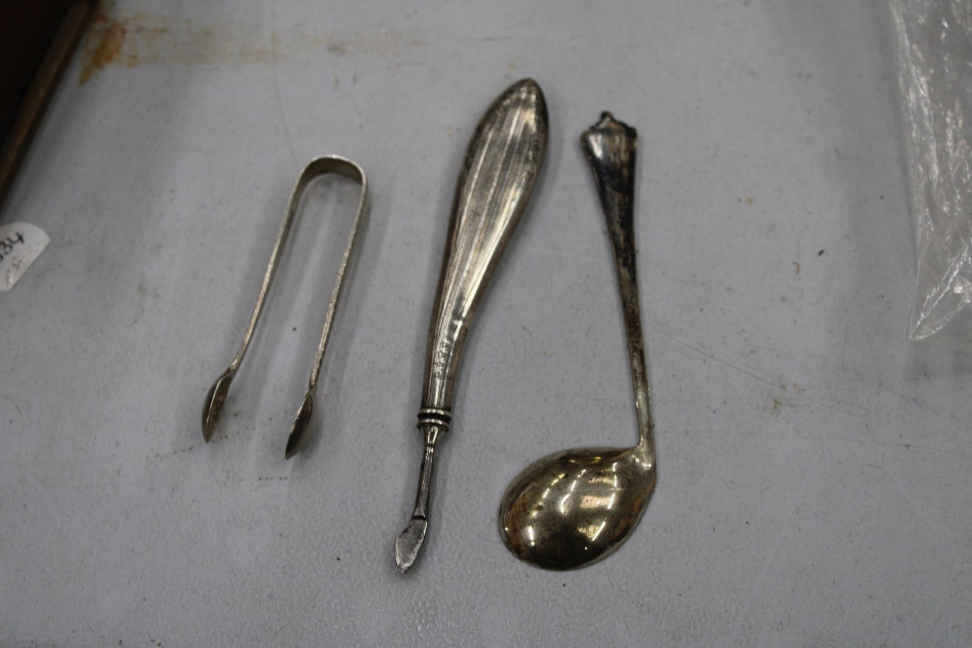 THREE MARKED SILVER ITEMS TO INCLUDE A GOLF CLUB SHAPED SPOON, SUGAR TONGS AND A MANICURE TOOL - Bild 2 aus 2
