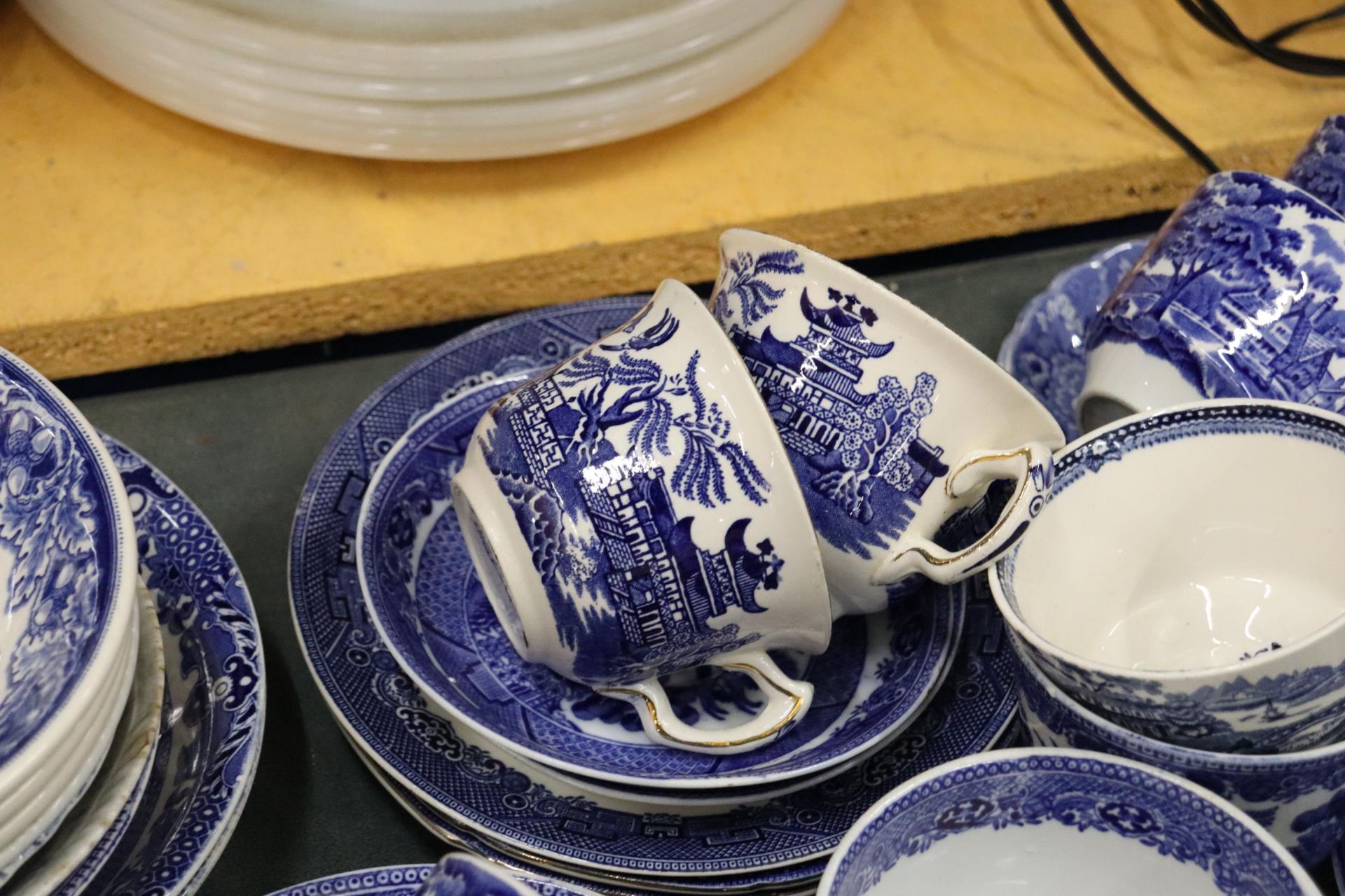 A LARGE QUANTITY OF OF WOODS AND BURLEIGH WARE BLUE AND WHITE CERAMICS TO INCLUDE WILLOW PATTERN, - Bild 8 aus 15