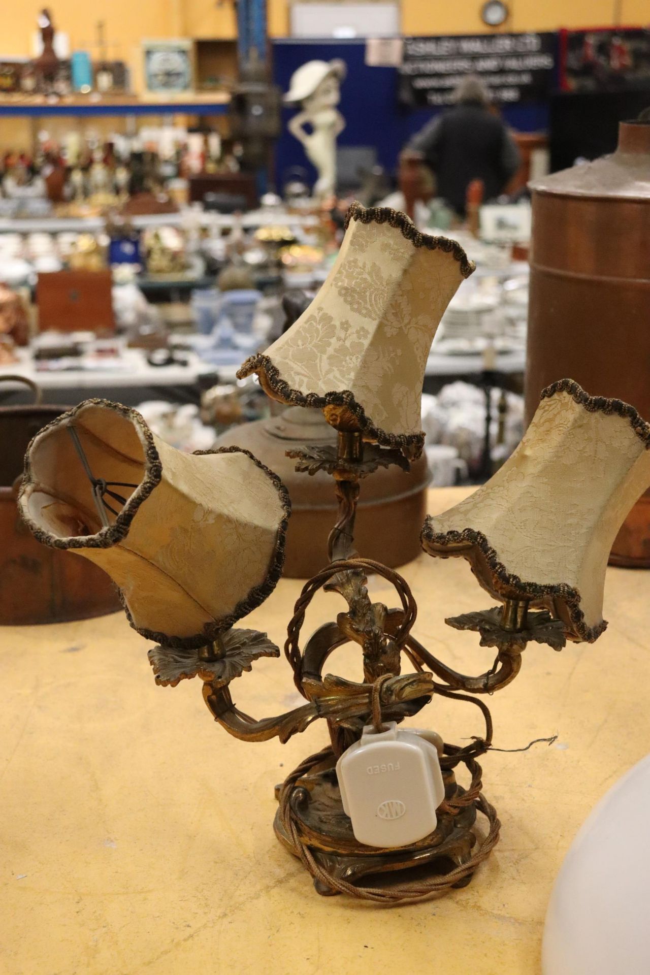A MIXED LOT LAMPS TO INCLUDE A ONYX BASE, ALABASRER ETC - Image 9 of 12