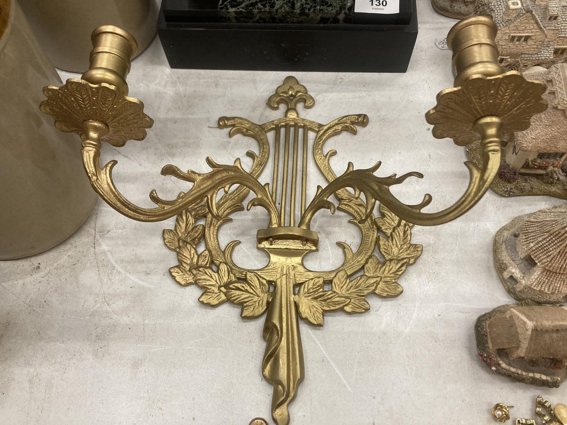 A PAIR OF LARGE ROMAN STYLE BRASS WALL SCONCE CANDLE HOLDERS, 12 INCHES TALL - Bild 2 aus 2