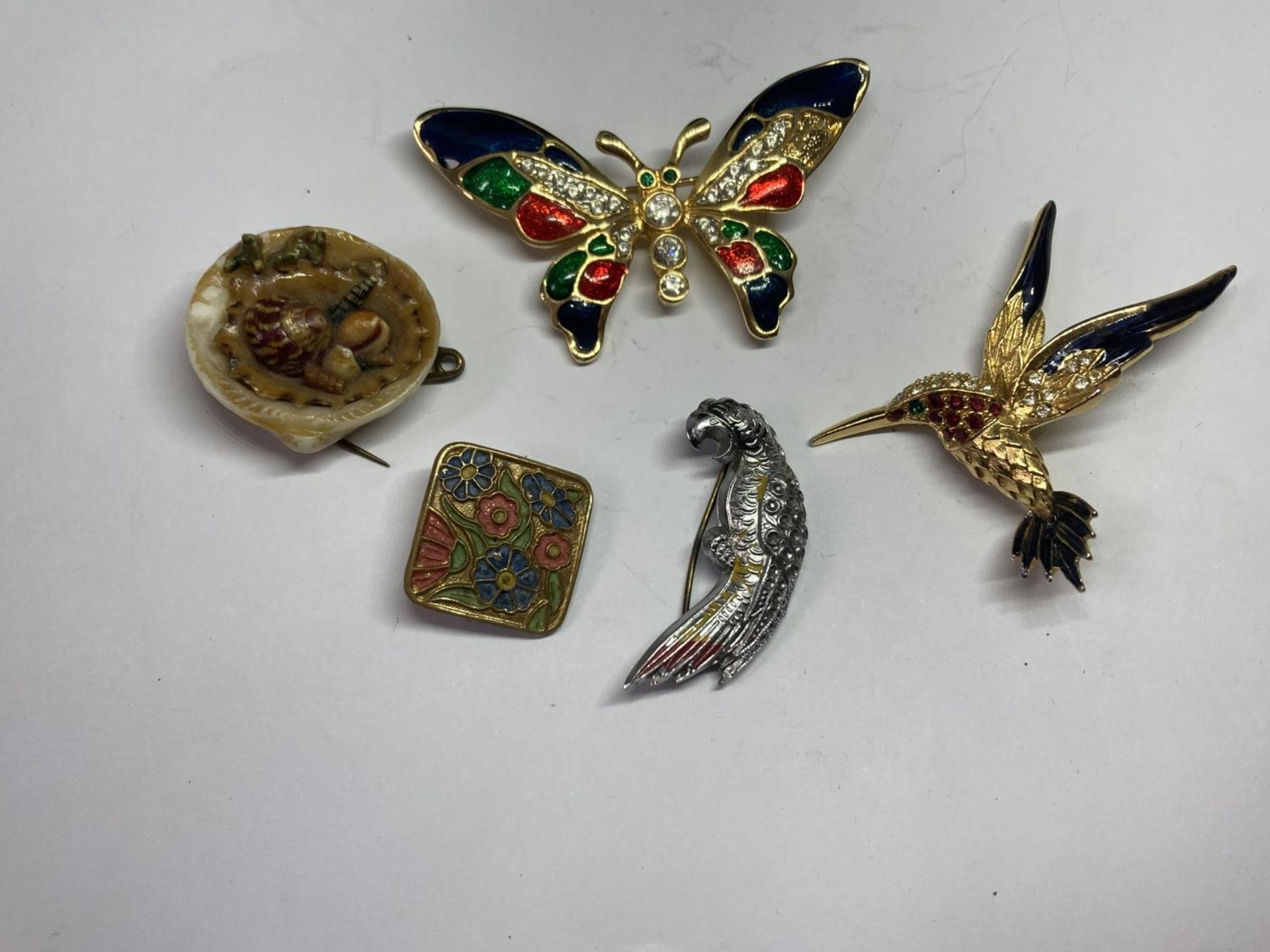 A QUANTITY OF VARIOUS BROOCHES - Bild 3 aus 3