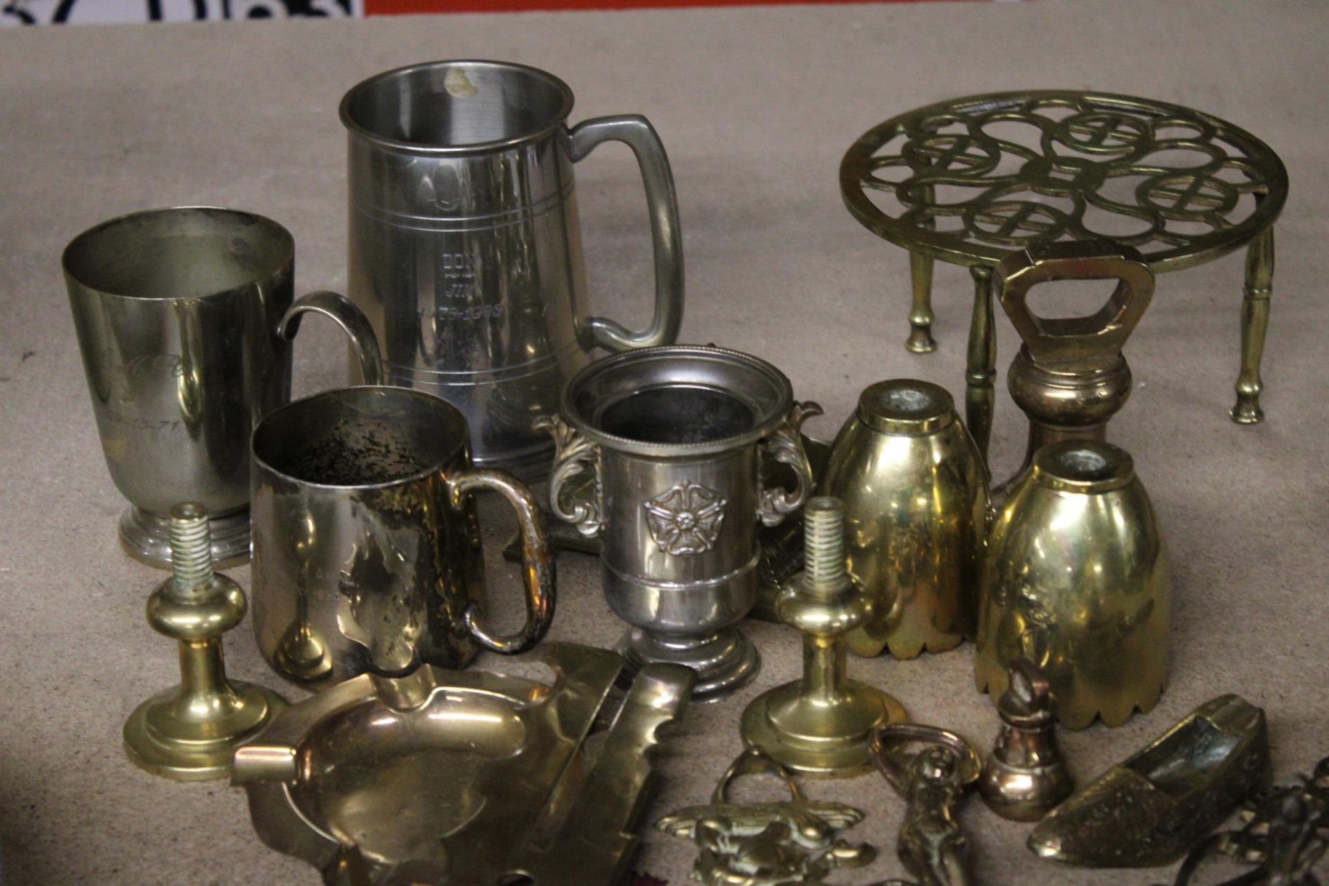 A QUANTITY OF BRASS ITEMS TO INCLUDE AN INKWELL, TRIVET, TANKARDS, BOTTLE OPENERS, TRINKETS, ETC - Image 4 of 5