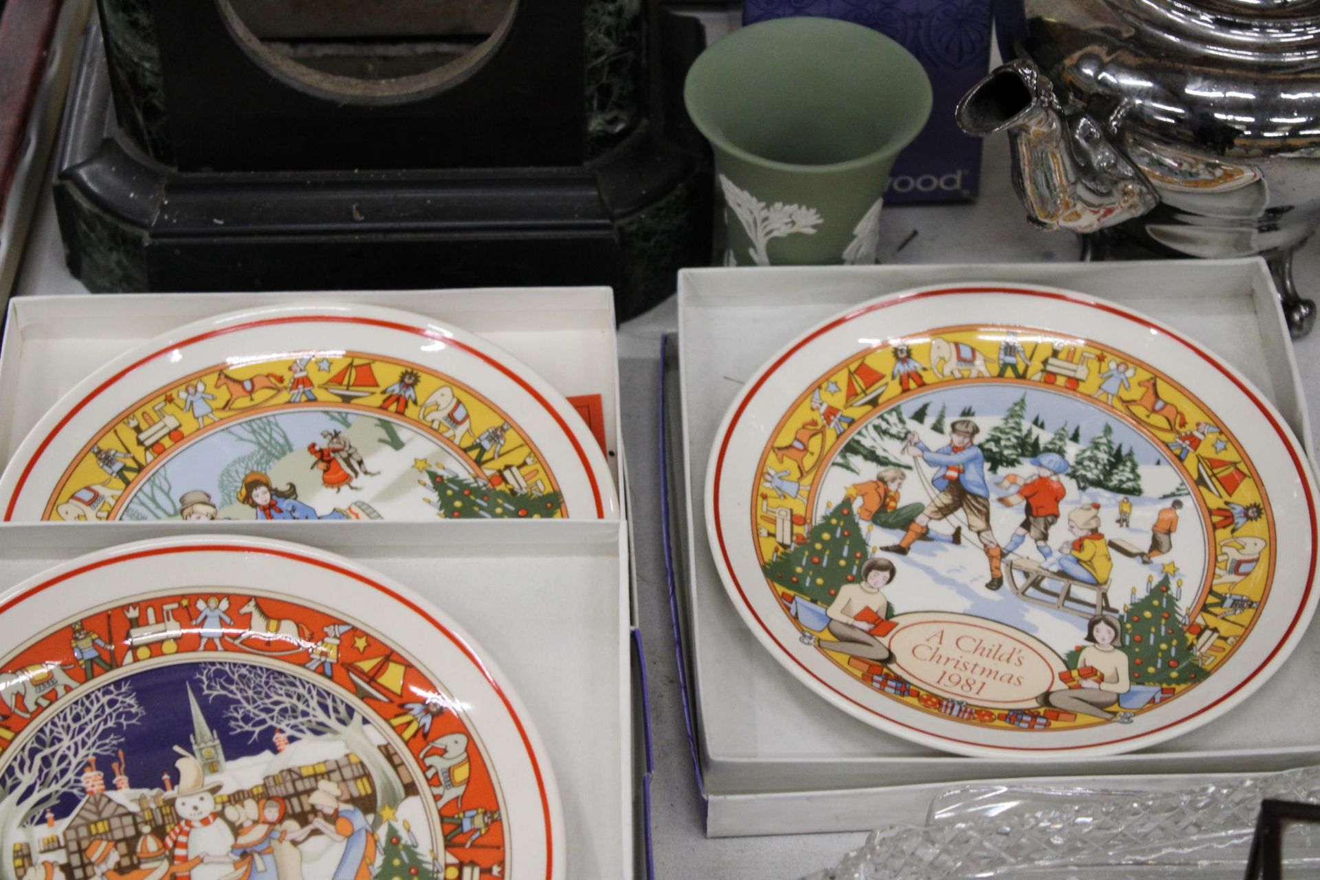 A MIXED LOT TO INCLUDE A PAGE TURNER WITH HALLMARKED SILVER TOP, WEDGWOOD CHRISTMAS PLATES, A - Image 5 of 5
