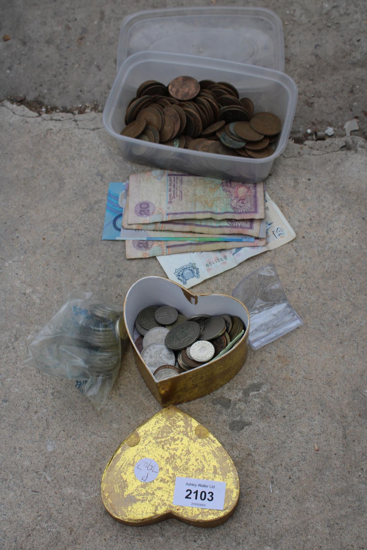 AN ASSORTMENT OF COINS AND NOTES TO INCLUDE ENGLISH AND FOREIGN