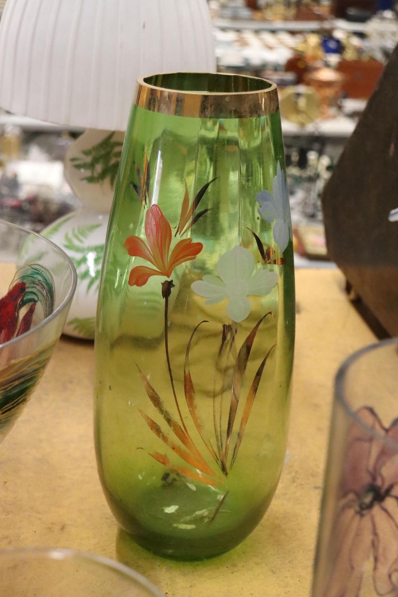 A LARGE MIXED LOT OF PAINTED ON GLASS VASES PLUS ONE DELCROFT WARE CERAMIC VASE - Bild 7 aus 11