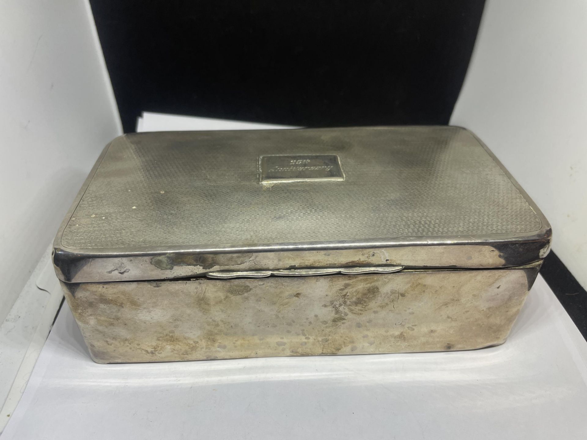 A LARGE HALLMARKED BIRMINGHAM SILVER CIGARETTE BOX ENGRAVED TO THE LID WITH WOOD LINING - Image 2 of 6