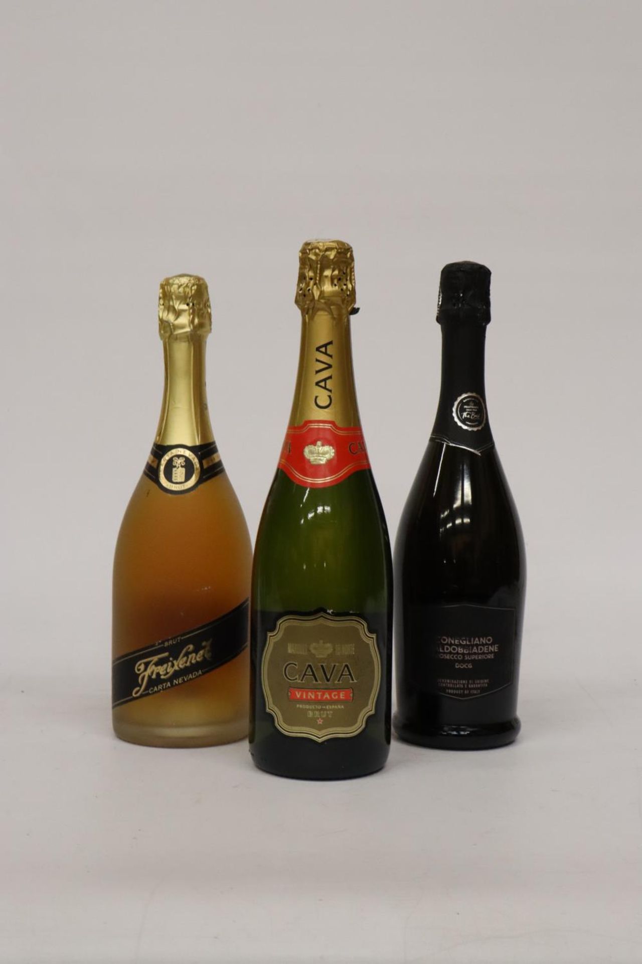 THREE 75CL BOTTLES TO INCLUDE A BOTTLE OF CAVA, A BOTTLE OF FREIXENET CARTA NEVADA BRUT AND A BOTTLE