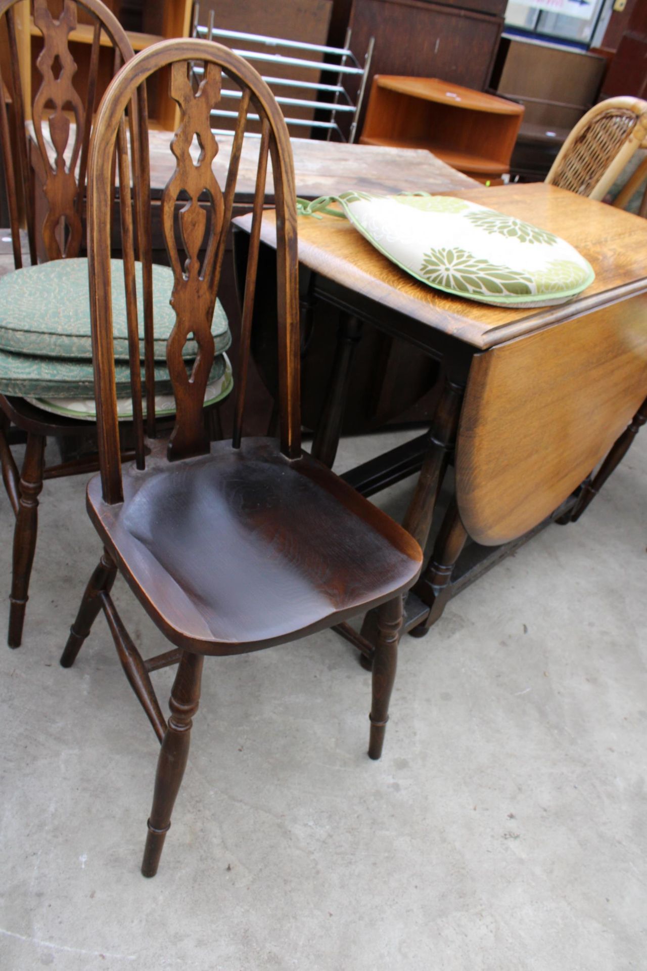 AN OVAL OAK GATELEG DINING TABLE AND FOUR ERCOL STYLE WINDSOR CHAIRS - Image 3 of 5