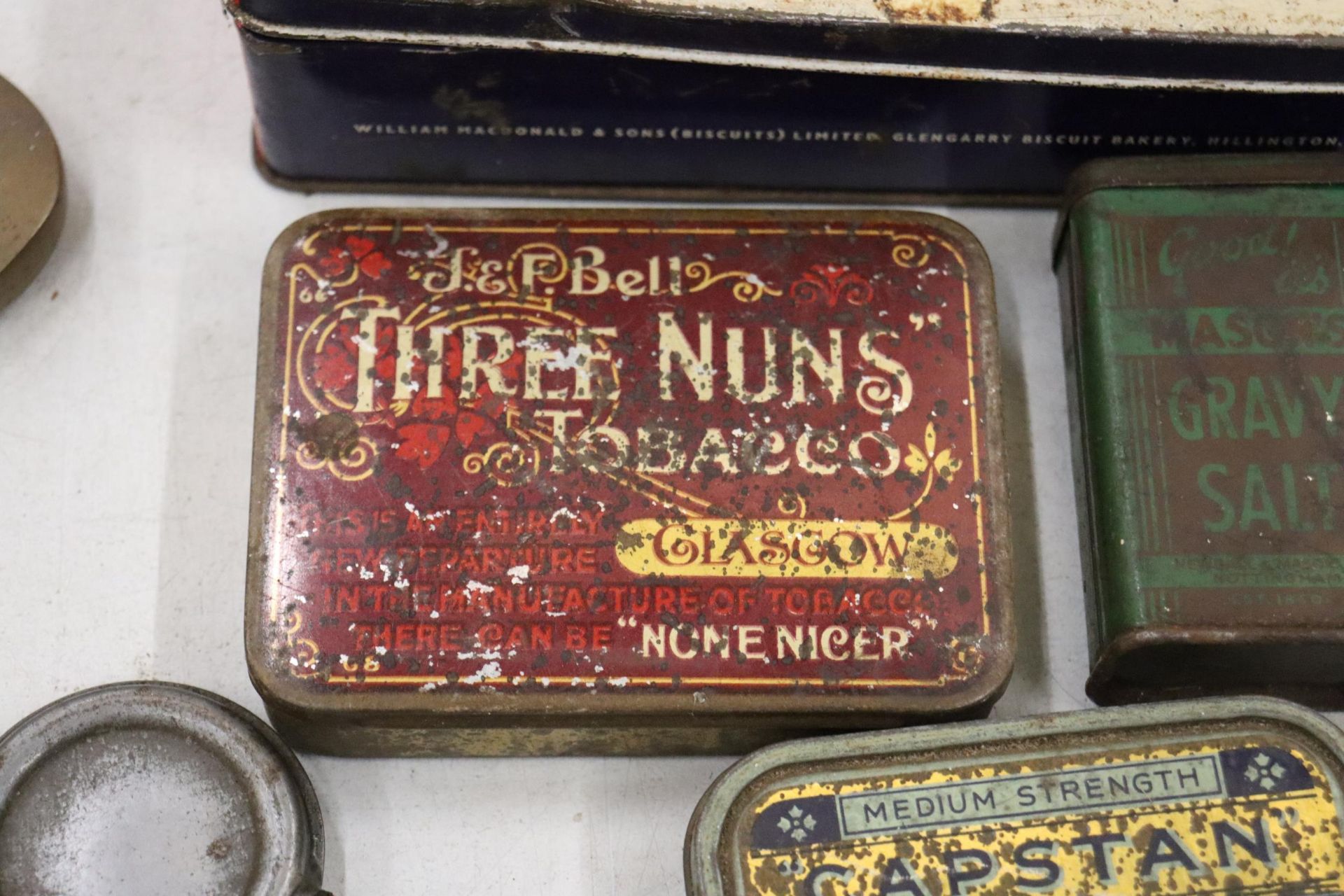 A SELECTION OF VINTAGE TINS PLUS AN OIL CAN - Image 4 of 8