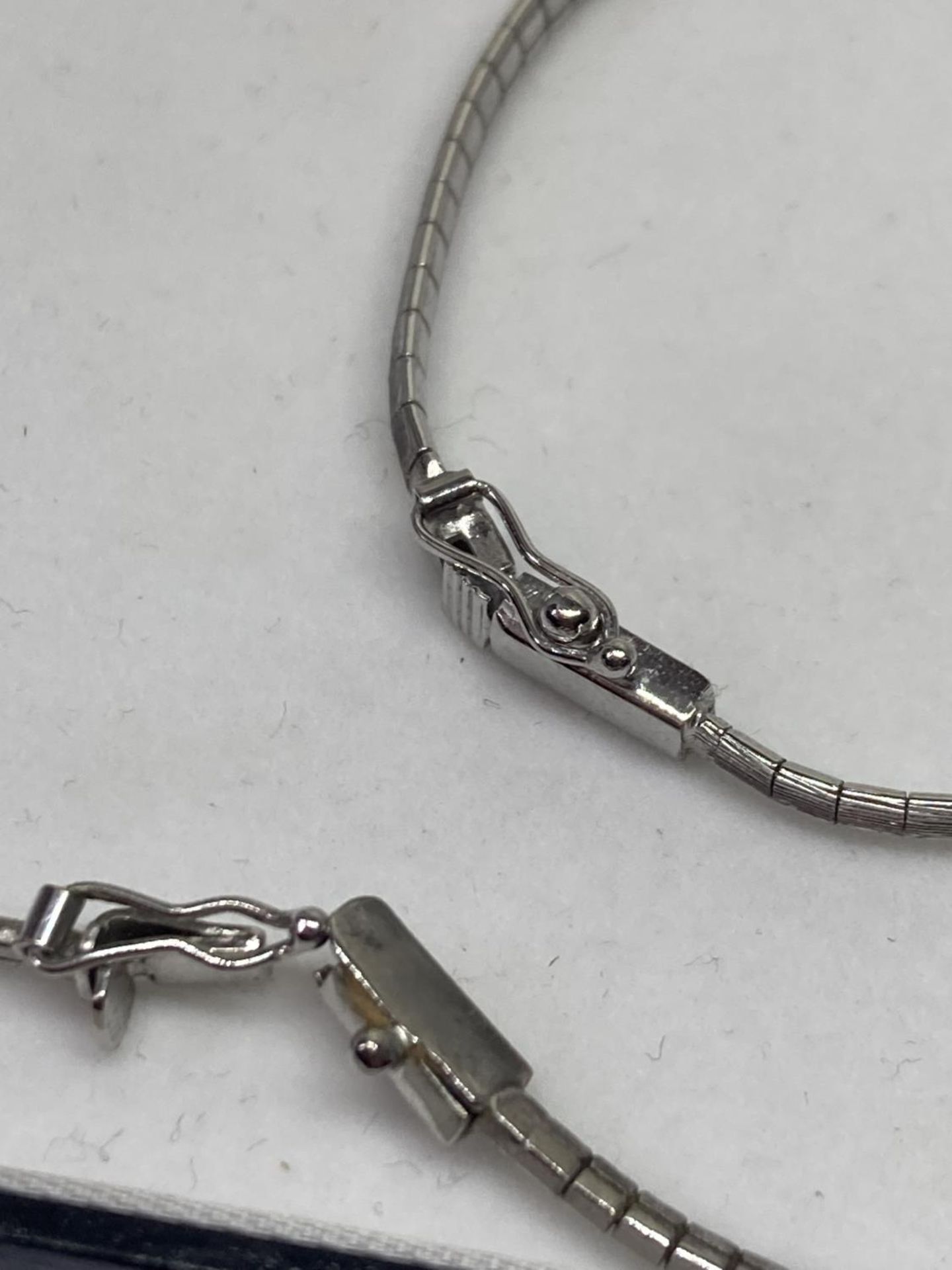 A SILVER NECKLACE AND MATCHING BRACELET IN A PRESENTATION BOX - Image 3 of 3