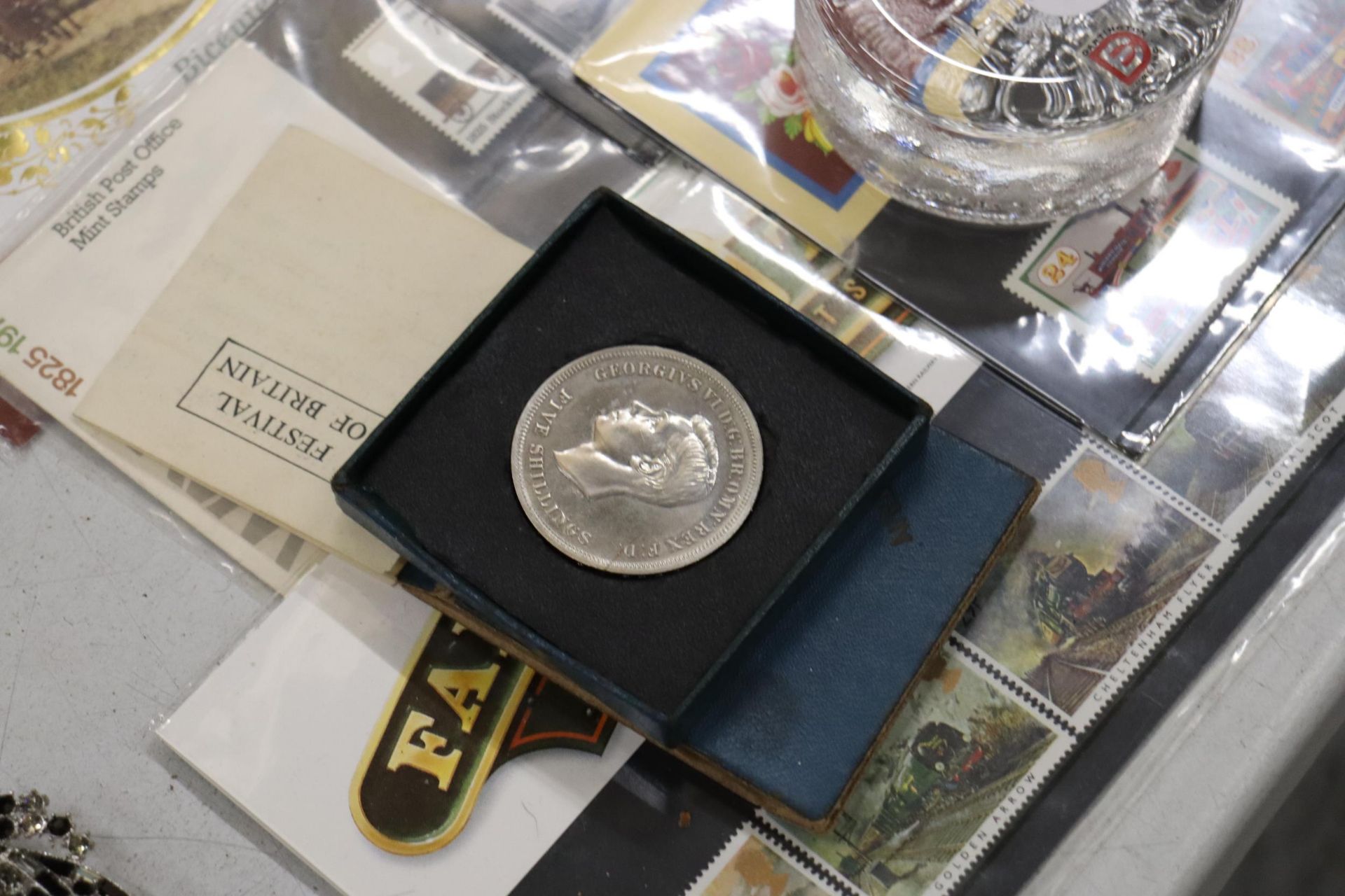 A COLLECTION OF STAMPS, COINS, A PIN AND A PAPERWEIGHT TO INCLUDE 25TH ANNIVERSERY COINS OF QUEEN - Image 2 of 11