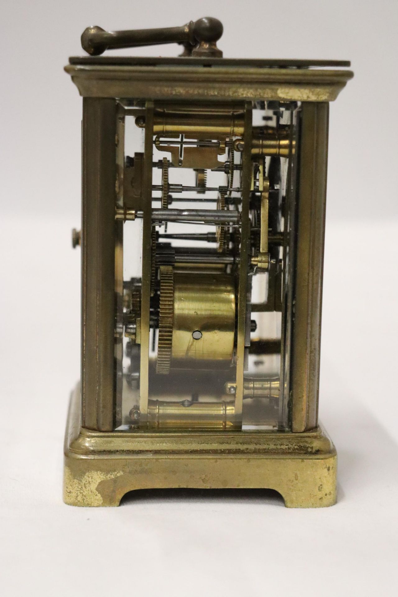 A VINTAGE BRASS ALARM CLOCK WITH GLASS SIDES TO SHOW INNER WORKINGS, IN A LEATHER CASE - Image 5 of 11