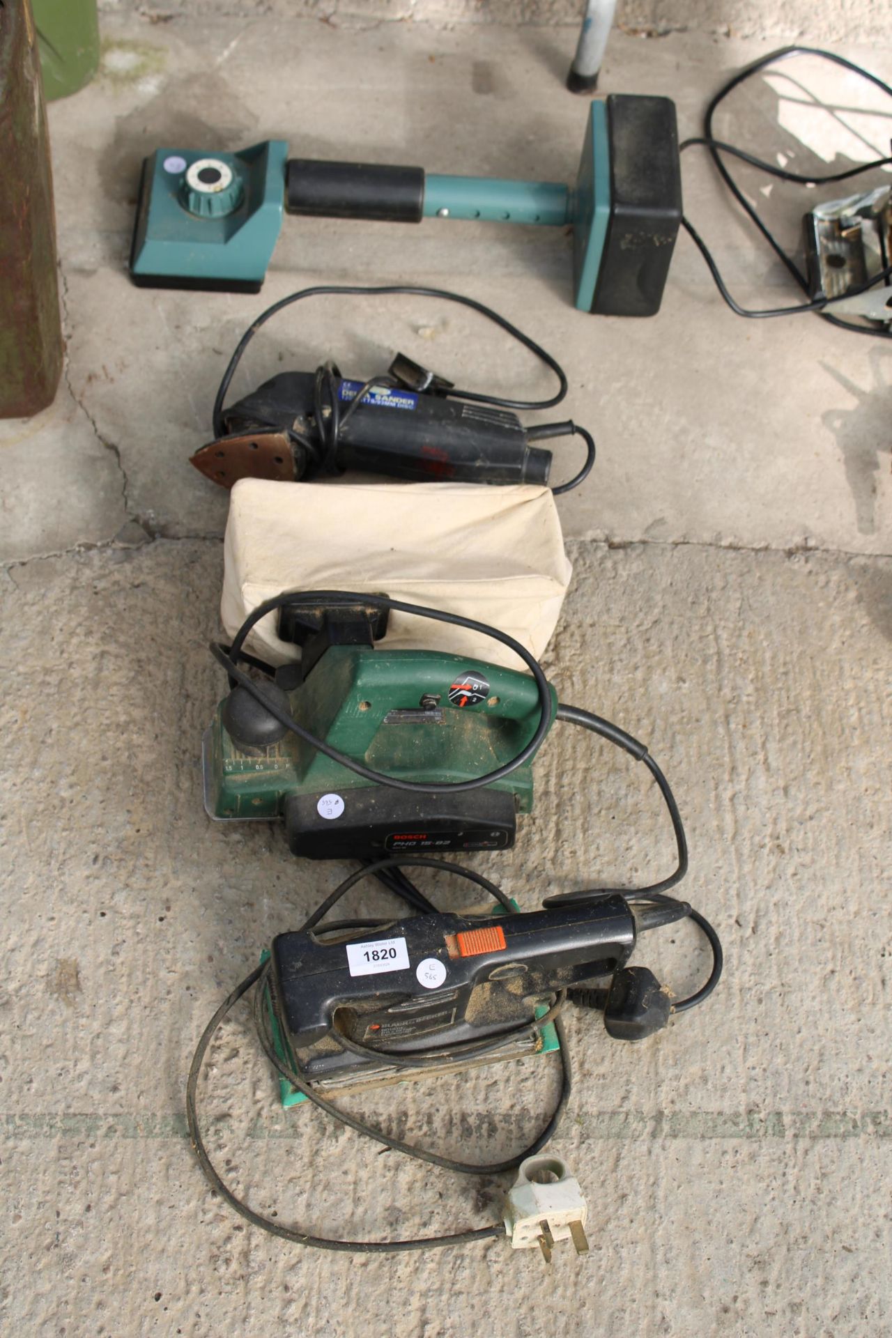 THREE POWER TOOLS AND A CARPET FITTTERS TOOL TO INCLUDE A BLACK AND DECKER SANDER AND A BOSCH WOOD
