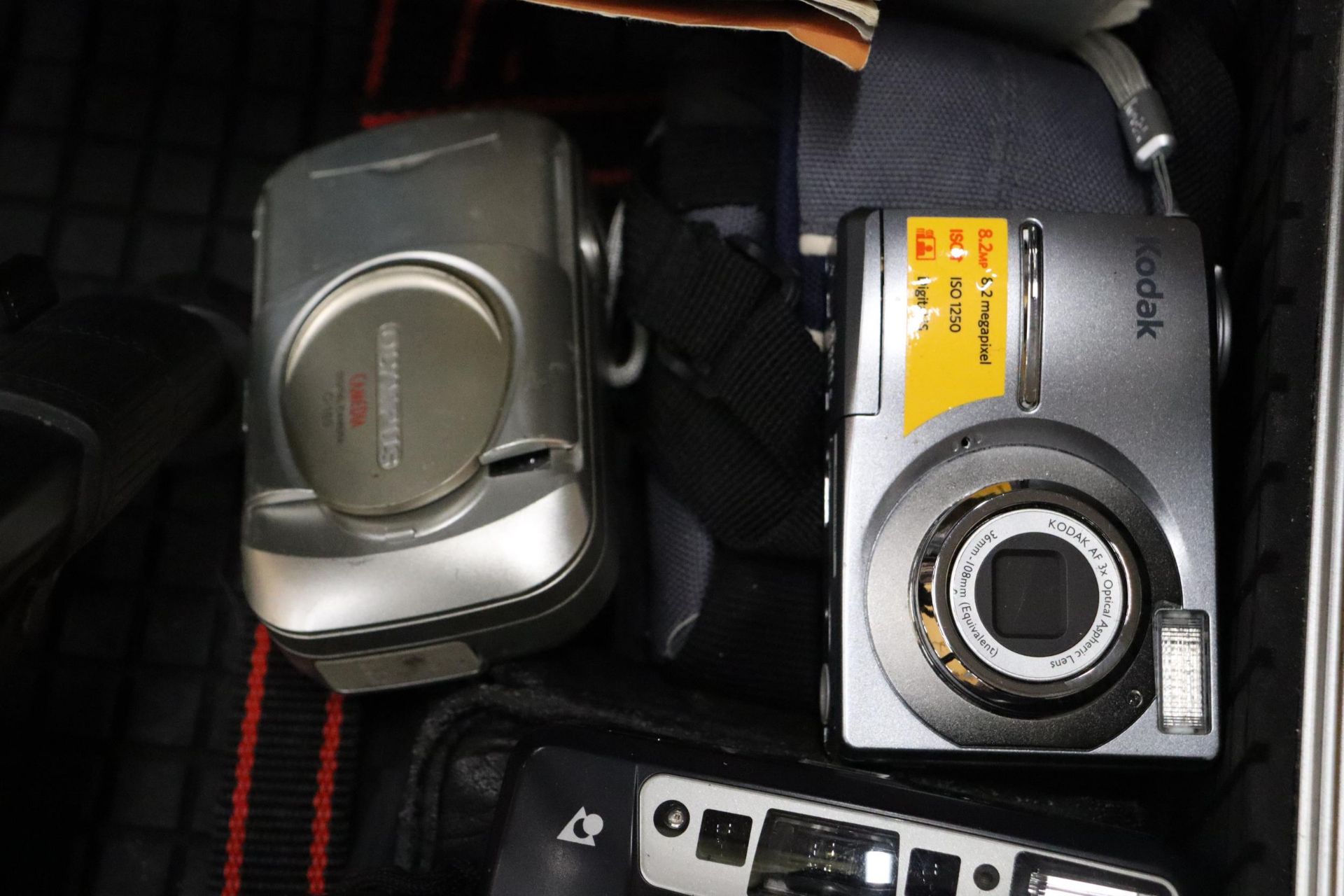 A LARGE QUANTITY OF CAMERAS AND ACCESSORIES TO INCLUDE A CANON EOS 500 WITH CASE AND STRAP, OLYMPUS, - Bild 2 aus 15