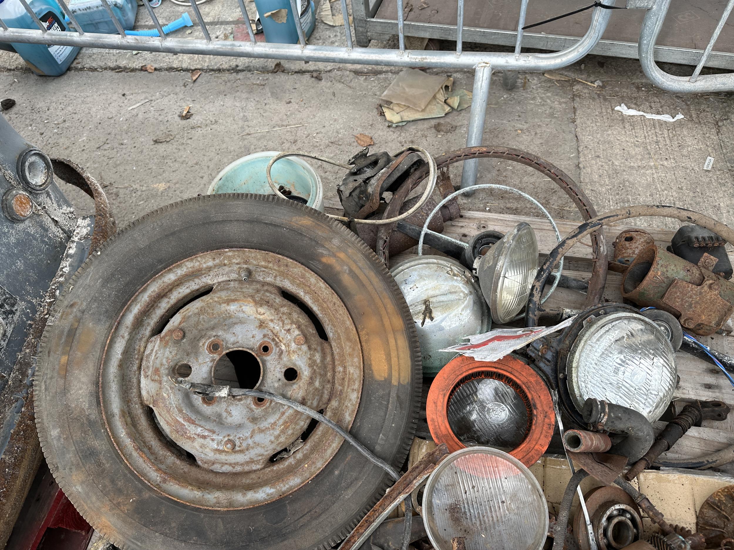 A VINTAGE AUSTIN A30 BARN FIND RESTORATION PROJECT COMPLETE WITH A NUMBER OF SPARE PARTS TO - Bild 14 aus 19