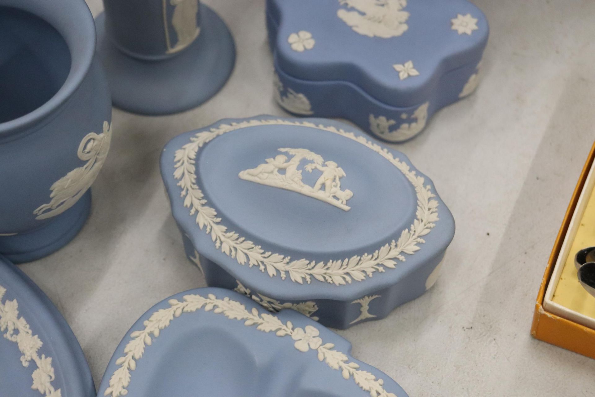 A COLLECTION OF JASPERWARE BLUE AND WHITE WEDGWOOD TO INCLUDE A BISCUIT BARREL, VASES, TINKET BOXES, - Image 9 of 11