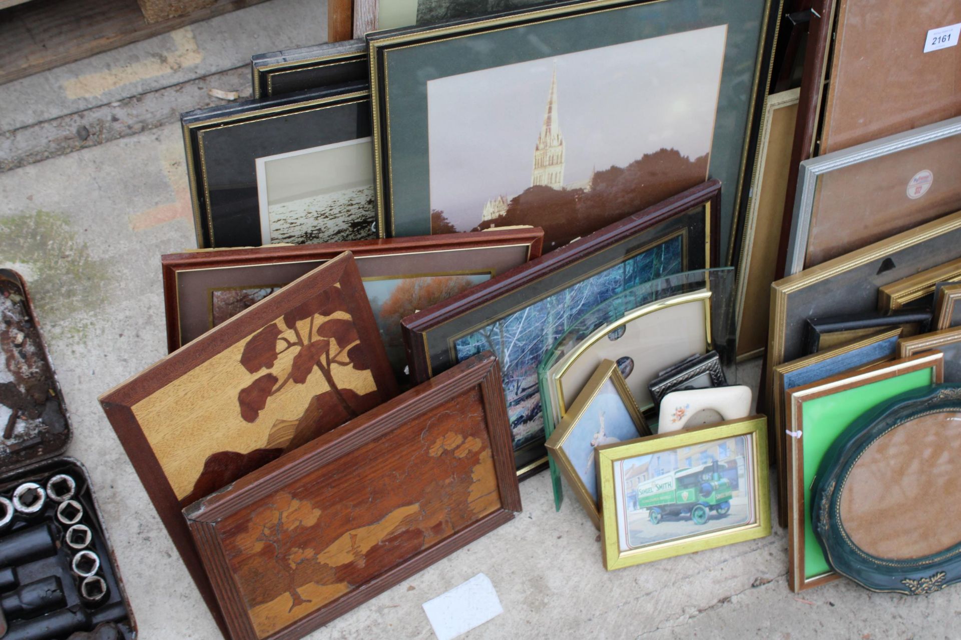 A LARGE ASSORTMENT OF FRAMED PRINTS AND NOTICE BOARDS ETC - Bild 3 aus 4