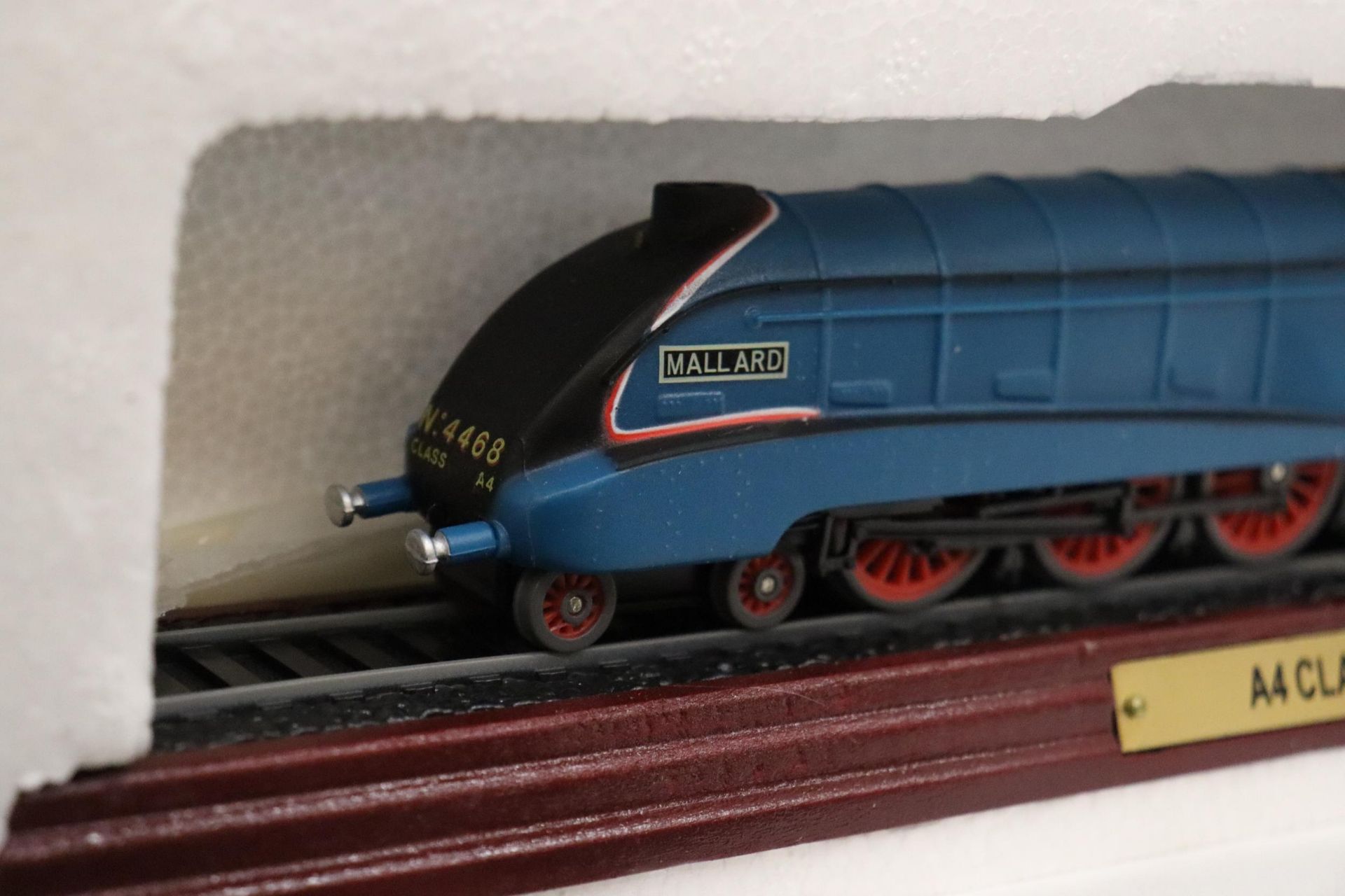 TWO MODEL LOCOS - Image 5 of 9