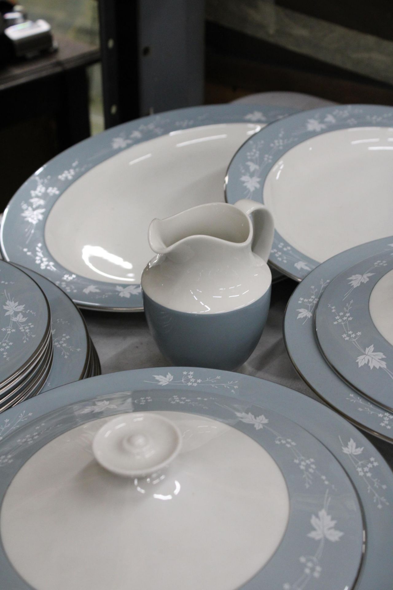 A ROYAL DOULTON 'REFLECTION' PART DINNER SERVICE TO INCLUDE SERVING TUREENS, SERVING PLATES, - Image 4 of 5